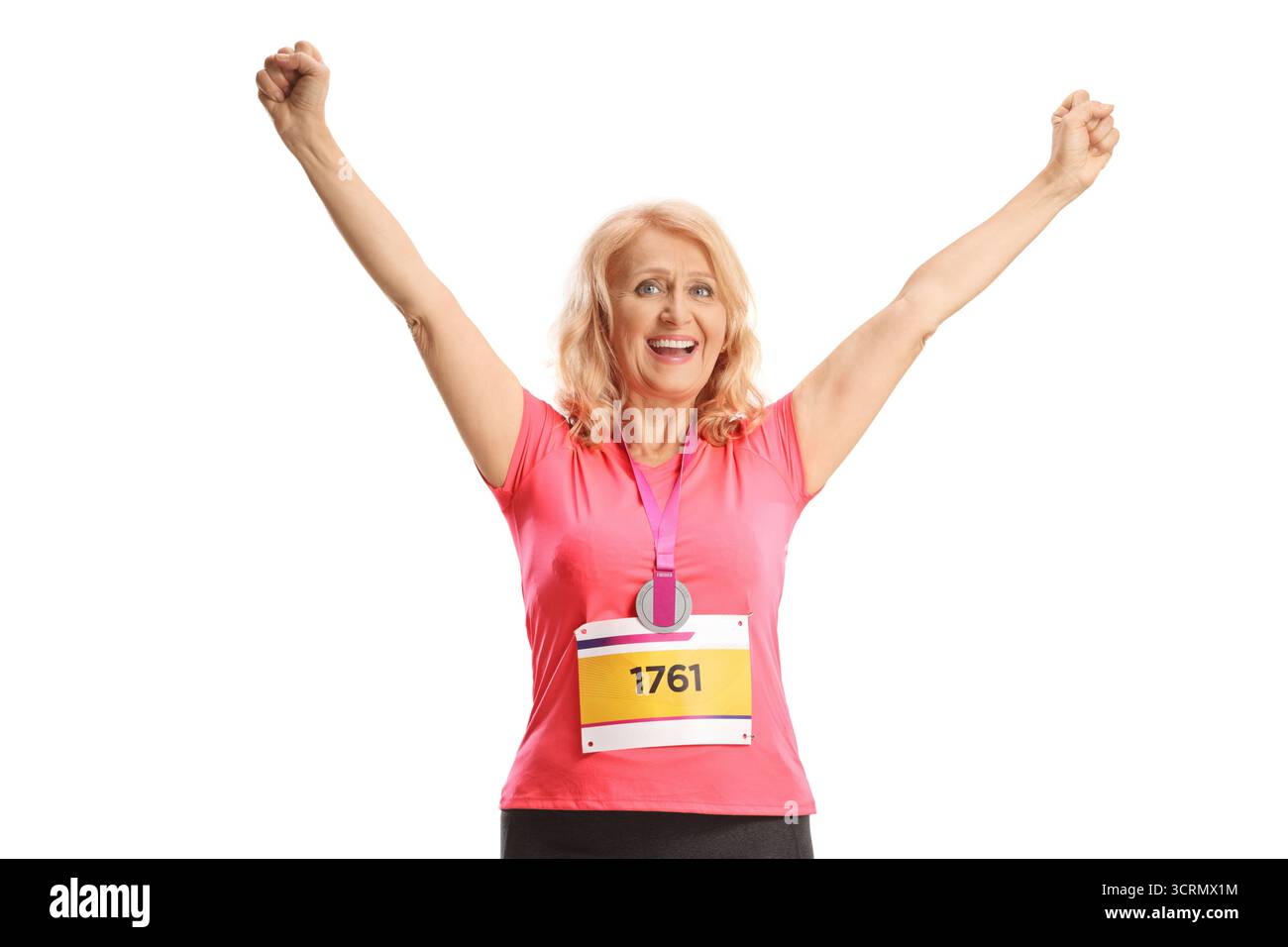 Glückliche Marathonläuferin mit einem Lätzchen und einer Medaille auf weißem Hintergrund Stockfoto