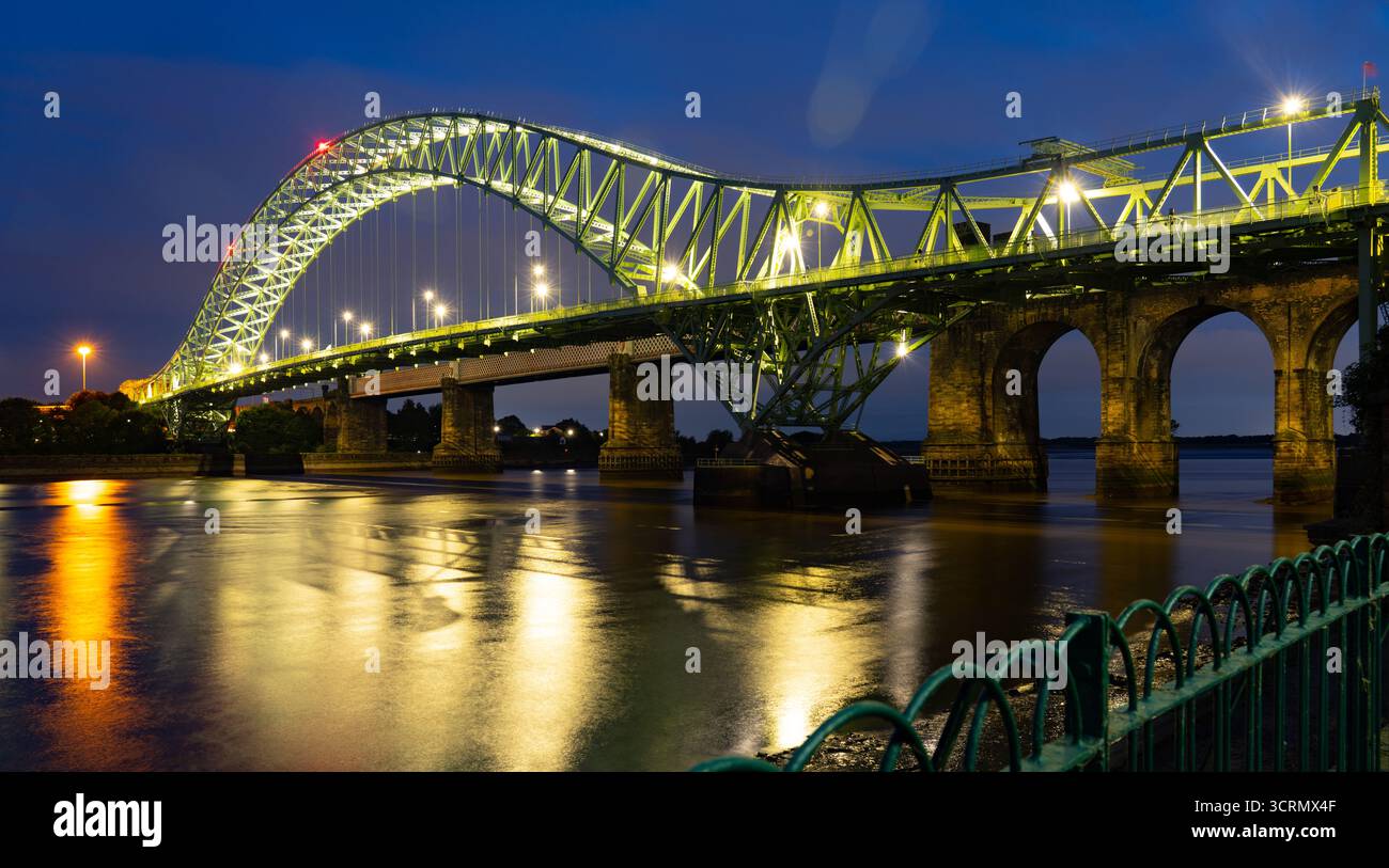 Die Silver Jubilee Bridge überquert den Fluss mersey und verbindet Runcorn mit Widnes in Cheshire. Aufnahme im August 2025. Stockfoto