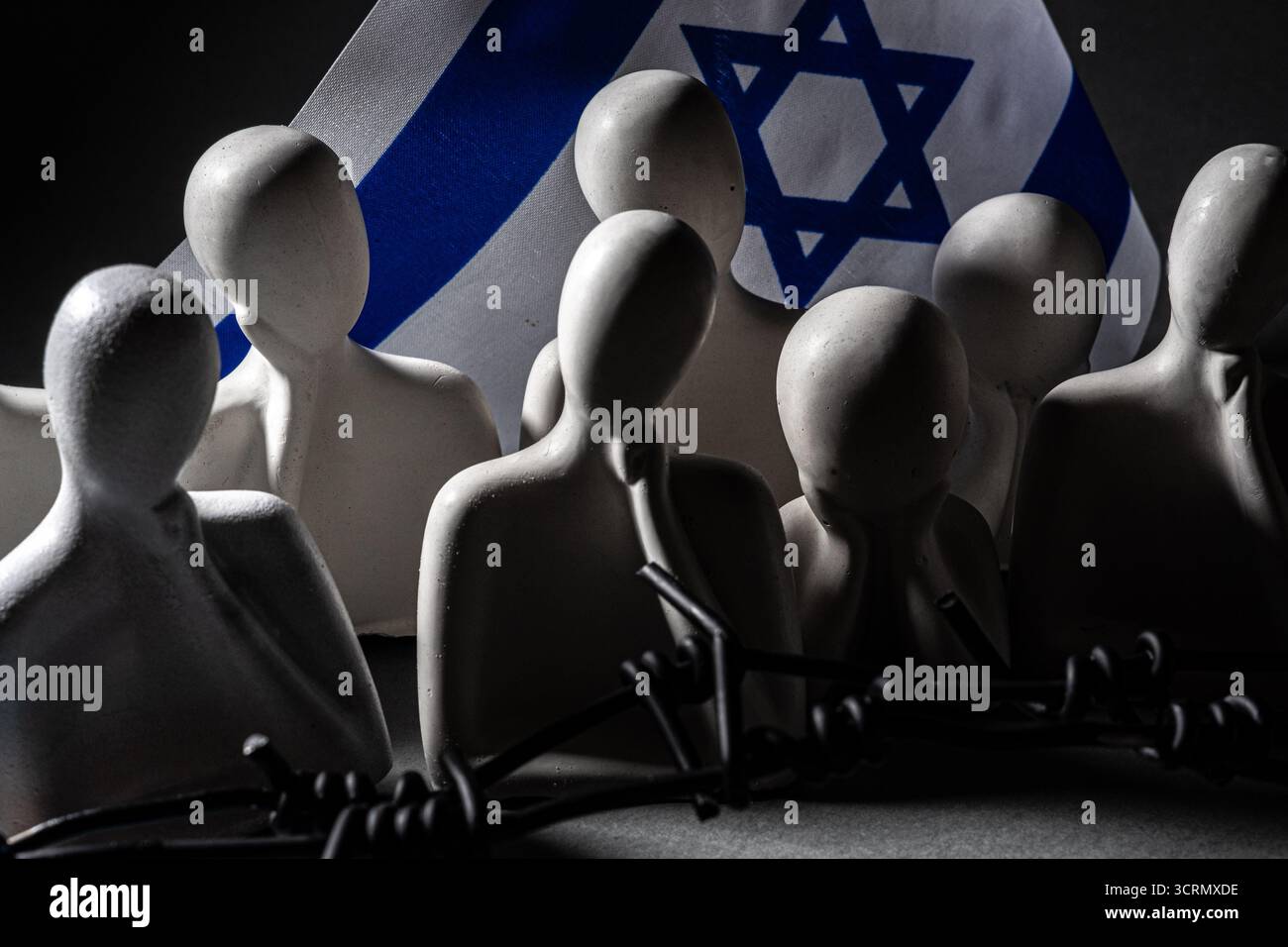 Gesichtslose Menschen auf dem Hintergrund der Flagge Israels Stockfoto