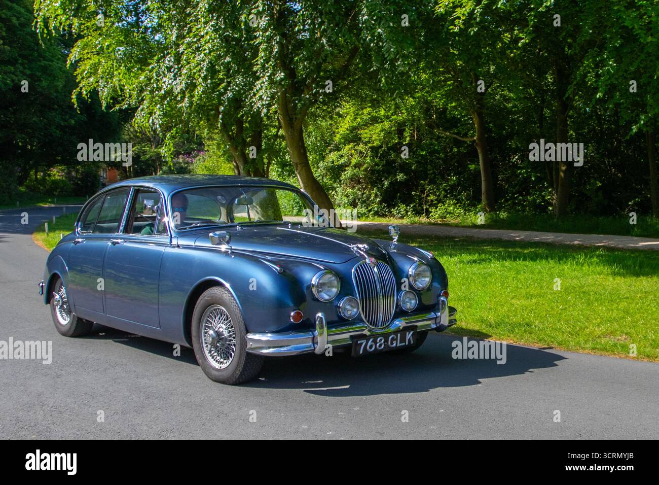1963 60er Jahre Blauer Jaguar 3,8 l Limousine Benzinmotor 3781 ccm; Fahrt auf der Autobahn M6, Großbritannien Stockfoto