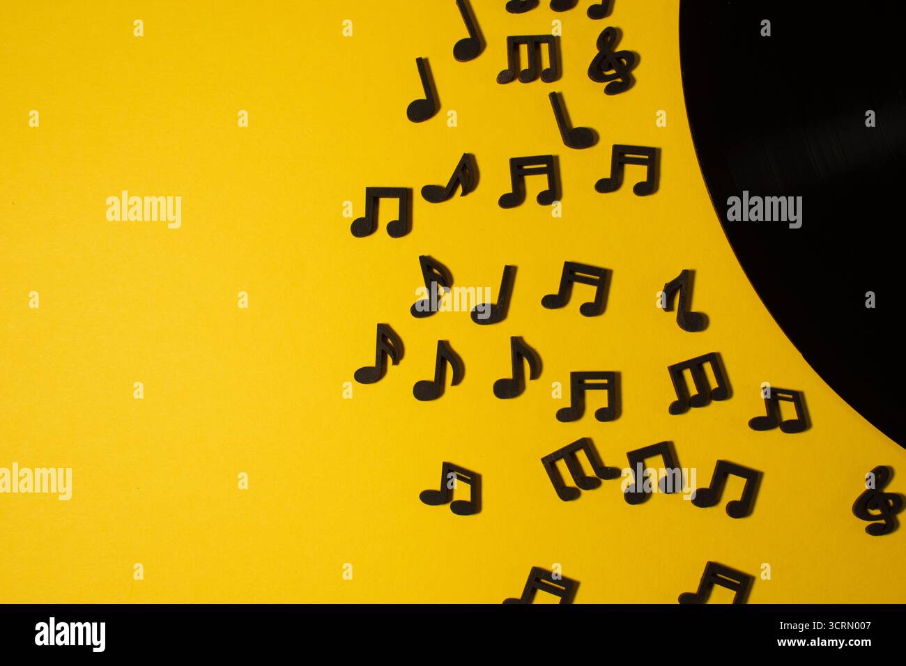 Vynil, Musik, Noten auf gelbem Hintergrund. Musiktag. Jazztag Stockfoto