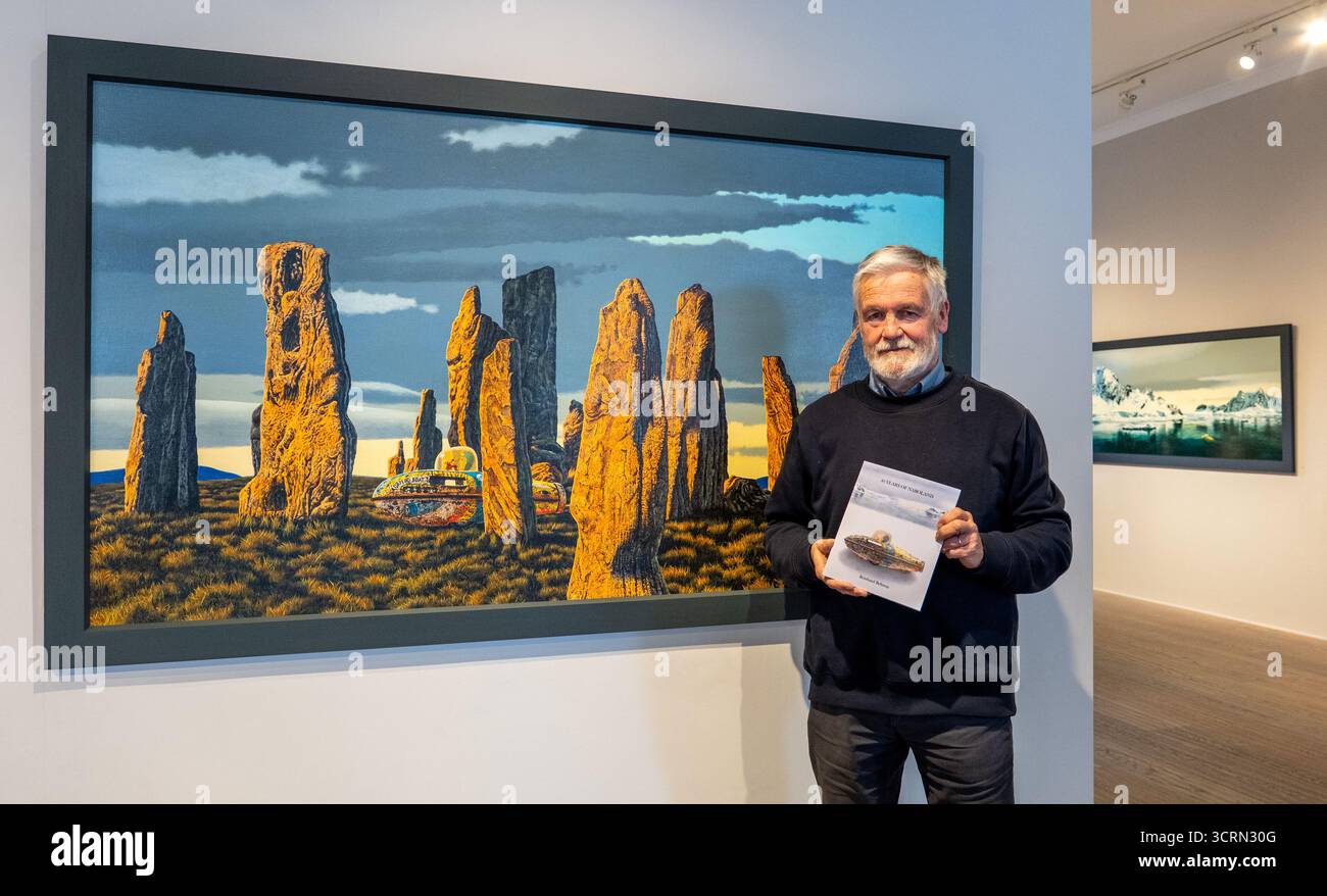 The Scottish Gallery, Edinburgh, Schottland, Vereinigtes Königreich, 02. Oktober 2025, 50 Jahre Naboland und die Familie Behrens: Reinhard Behrens hat in seinen Gemälden seit 50 Jahren in einer neuen Ausstellung ein alternatives Universum geschaffen, Naboland. Das mythische Land Naboland bietet U-Boot-Expeditionen, traumhafte Meereslandschaften und fantasievolle Kartographien. Im Bild: Reinhard Behrens mit einigen seiner Kunstwerke. Quelle: Sally Anderson/Alamy Live News Stockfoto