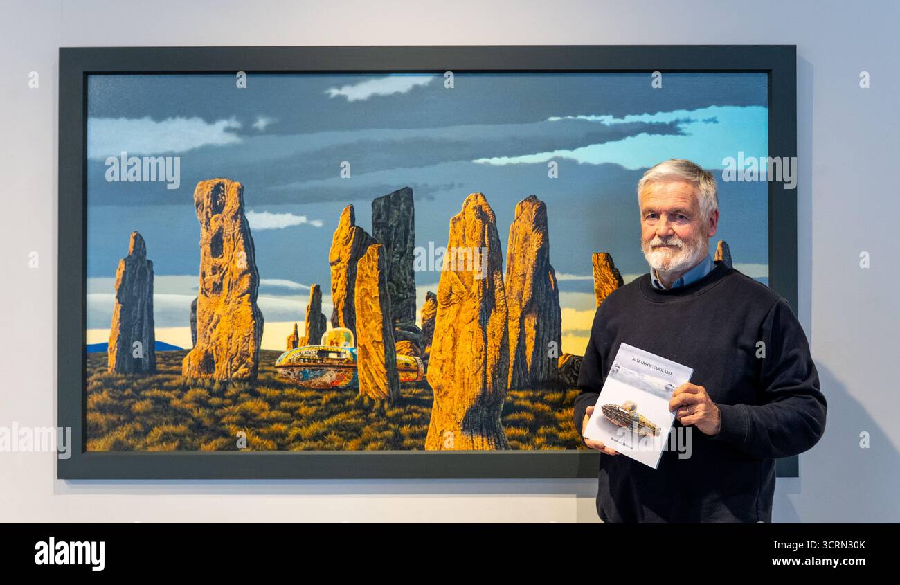 The Scottish Gallery, Edinburgh, Schottland, Vereinigtes Königreich, 02. Oktober 2025, 50 Jahre Naboland und die Familie Behrens: Reinhard Behrens hat in seinen Gemälden seit 50 Jahren in einer neuen Ausstellung ein alternatives Universum geschaffen, Naboland. Das mythische Land Naboland bietet U-Boot-Expeditionen, traumhafte Meereslandschaften und fantasievolle Kartographien. Im Bild: Reinhard Behrens mit einigen seiner Kunstwerke. Quelle: Sally Anderson/Alamy Live News Stockfoto