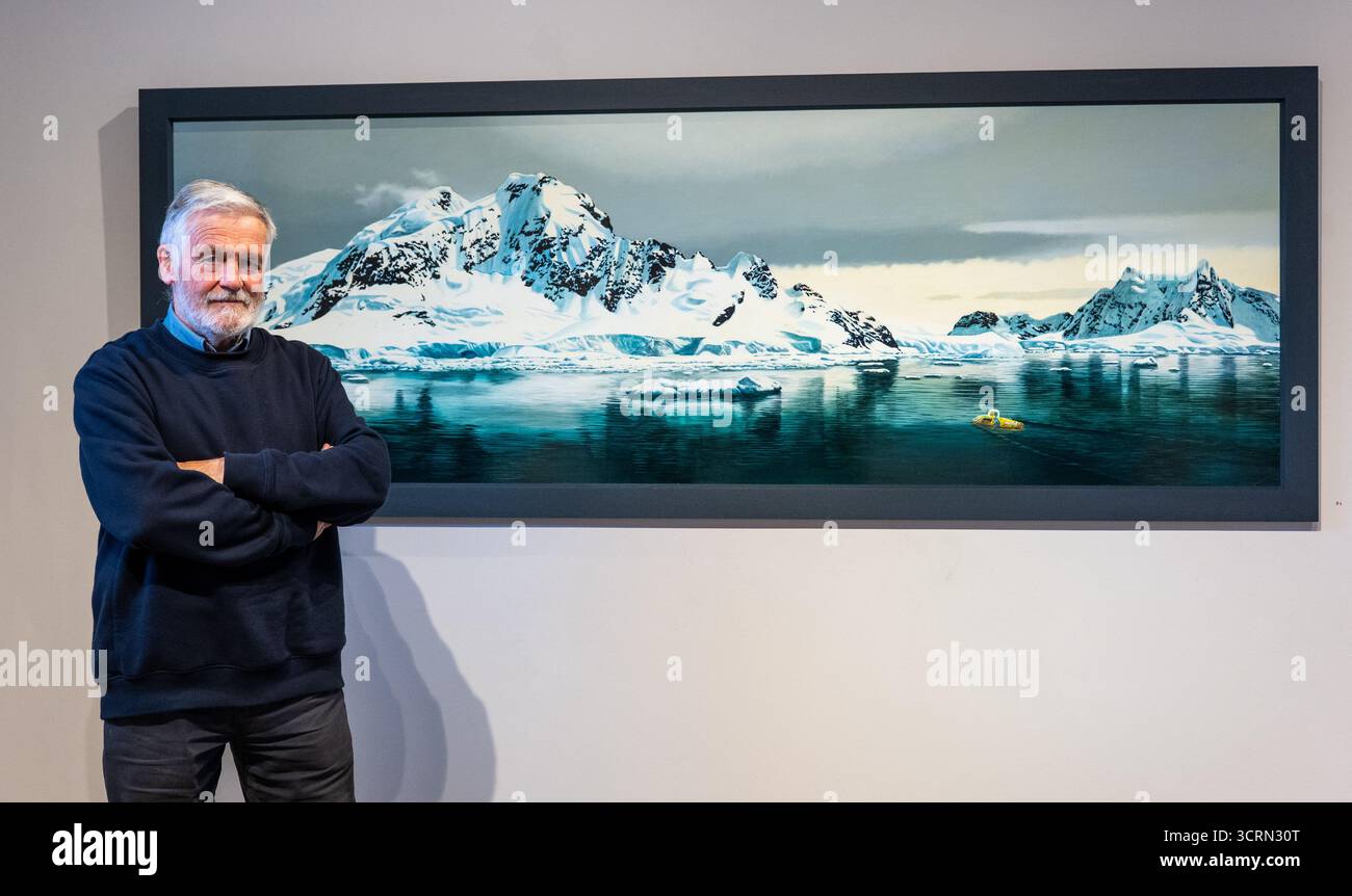 The Scottish Gallery, Edinburgh, Schottland, Vereinigtes Königreich, 02. Oktober 2025, 50 Jahre Naboland und die Familie Behrens: Reinhard Behrens hat in seinen Gemälden seit 50 Jahren in einer neuen Ausstellung ein alternatives Universum geschaffen, Naboland. Das mythische Land Naboland bietet U-Boot-Expeditionen, traumhafte Meereslandschaften und fantasievolle Kartographien. Im Bild: Reinhard Behrens mit einigen seiner Kunstwerke. Quelle: Sally Anderson/Alamy Live News Stockfoto