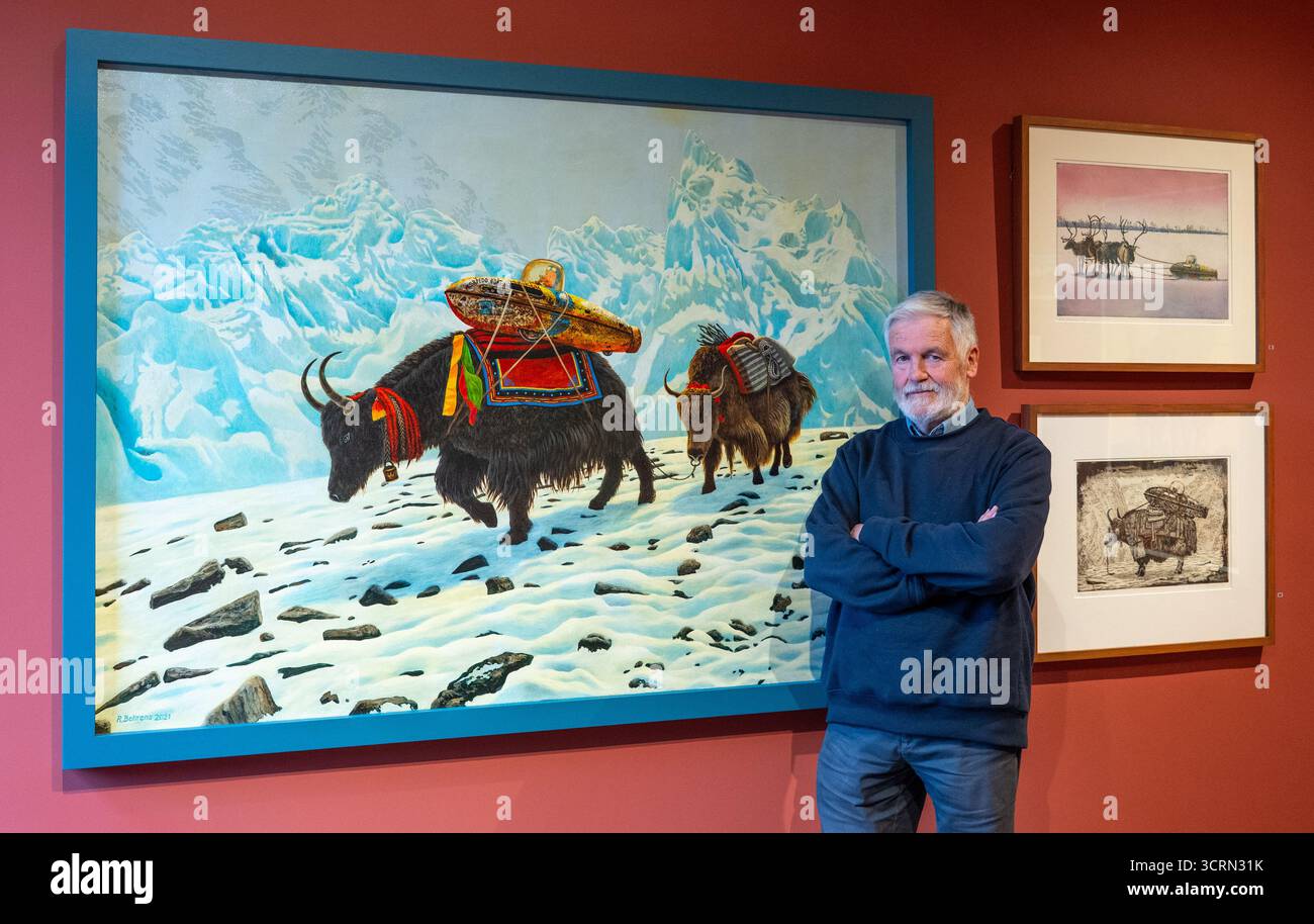 The Scottish Gallery, Edinburgh, Schottland, Vereinigtes Königreich, 02. Oktober 2025, 50 Jahre Naboland und die Familie Behrens: Reinhard Behrens hat in seinen Gemälden seit 50 Jahren in einer neuen Ausstellung ein alternatives Universum geschaffen, Naboland. Das mythische Land Naboland bietet U-Boot-Expeditionen, traumhafte Meereslandschaften und fantasievolle Kartographien. Im Bild: Reinhard Behrens mit einigen seiner Kunstwerke. Quelle: Sally Anderson/Alamy Live News Stockfoto