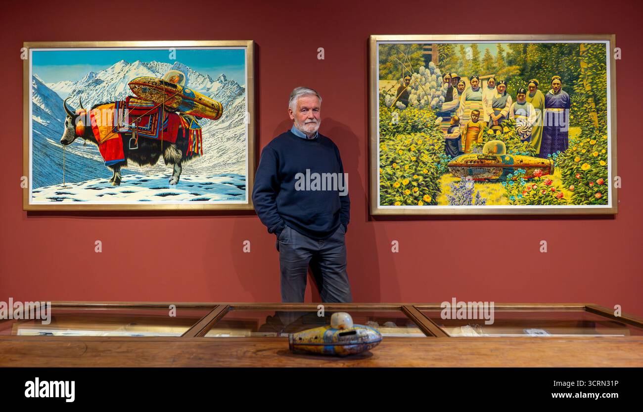 The Scottish Gallery, Edinburgh, Schottland, Vereinigtes Königreich, 02. Oktober 2025, 50 Jahre Naboland und die Familie Behrens: Reinhard Behrens hat in seinen Gemälden seit 50 Jahren in einer neuen Ausstellung ein alternatives Universum geschaffen, Naboland. Das mythische Land Naboland bietet U-Boot-Expeditionen, traumhafte Meereslandschaften und fantasievolle Kartographien. Im Bild: Reinhard Behrens mit einigen seiner Kunstwerke. Quelle: Sally Anderson/Alamy Live News Stockfoto