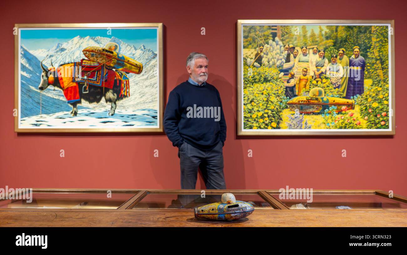 The Scottish Gallery, Edinburgh, Schottland, Vereinigtes Königreich, 02. Oktober 2025, 50 Jahre Naboland und die Familie Behrens: Reinhard Behrens hat in seinen Gemälden seit 50 Jahren in einer neuen Ausstellung ein alternatives Universum geschaffen, Naboland. Das mythische Land Naboland bietet U-Boot-Expeditionen, traumhafte Meereslandschaften und fantasievolle Kartographien. Im Bild: Reinhard Behrens mit einigen seiner Kunstwerke. Quelle: Sally Anderson/Alamy Live News Stockfoto