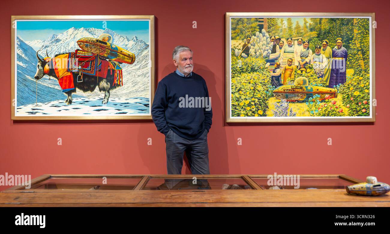 The Scottish Gallery, Edinburgh, Schottland, Vereinigtes Königreich, 02. Oktober 2025, 50 Jahre Naboland und die Familie Behrens: Reinhard Behrens hat in seinen Gemälden seit 50 Jahren in einer neuen Ausstellung ein alternatives Universum geschaffen, Naboland. Das mythische Land Naboland bietet U-Boot-Expeditionen, traumhafte Meereslandschaften und fantasievolle Kartographien. Im Bild: Reinhard Behrens mit einigen seiner Kunstwerke. Quelle: Sally Anderson/Alamy Live News Stockfoto