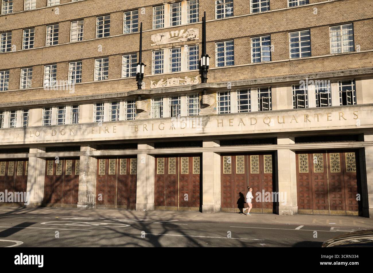 Originalgebäude von London Fire Brigade Heaquarters (LFB), 8 Albert Embankment, Lambeth, London, England, UK. Architekt: E P Wheeler Stockfoto