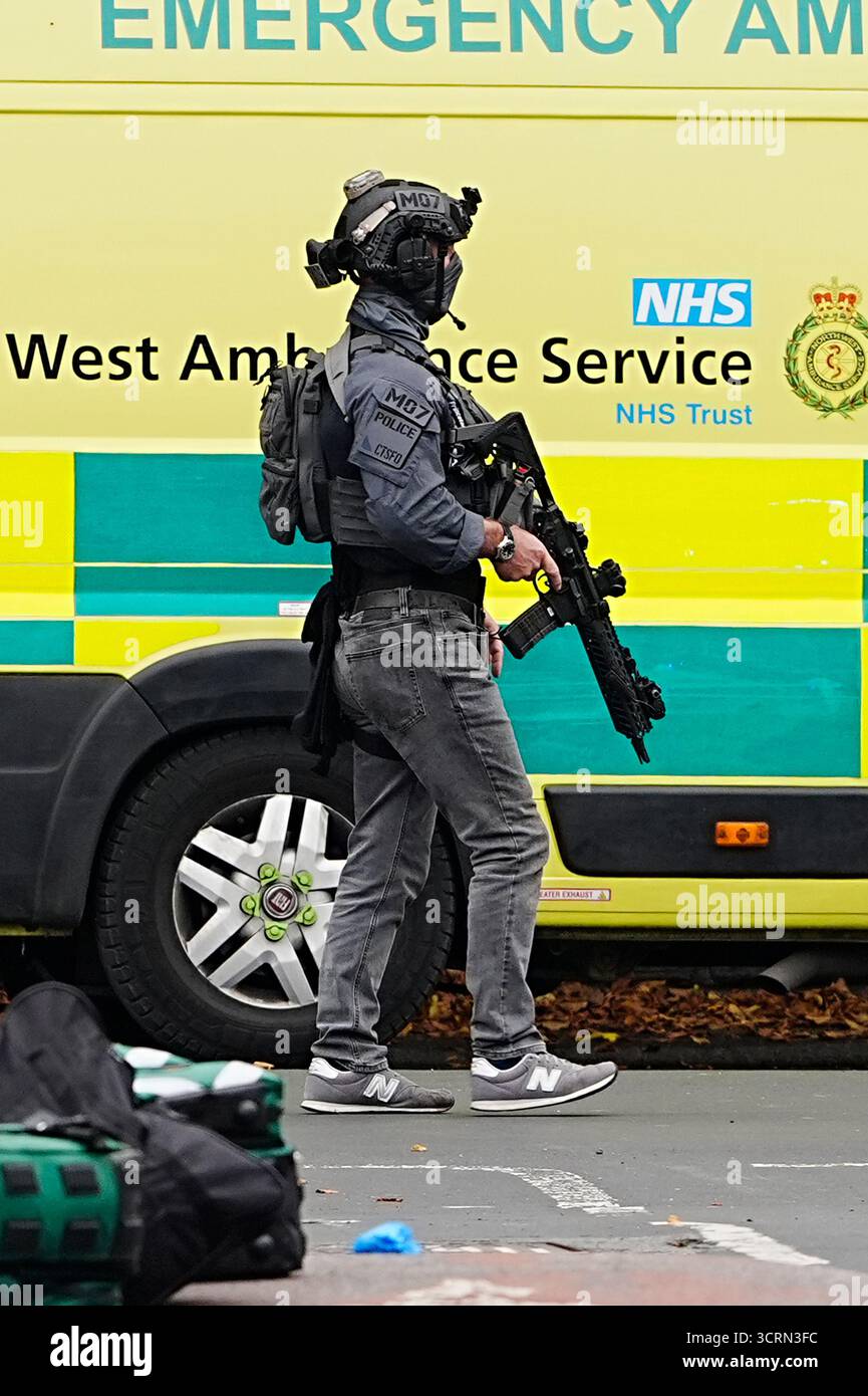 Ein bewaffneter Offizier am Ort eines Vorfalls in der Heaton Park Hebrew Congregation Synagoge in Crumpsall, Manchester, wo die Polizei einen Verdächtigen erschossen hat, nachdem mehrere Menschen erstochen und ein Auto auf Mitglieder der Öffentlichkeit gefahren wurde. Bilddatum: Donnerstag, 2. Oktober 2025. Stockfoto
