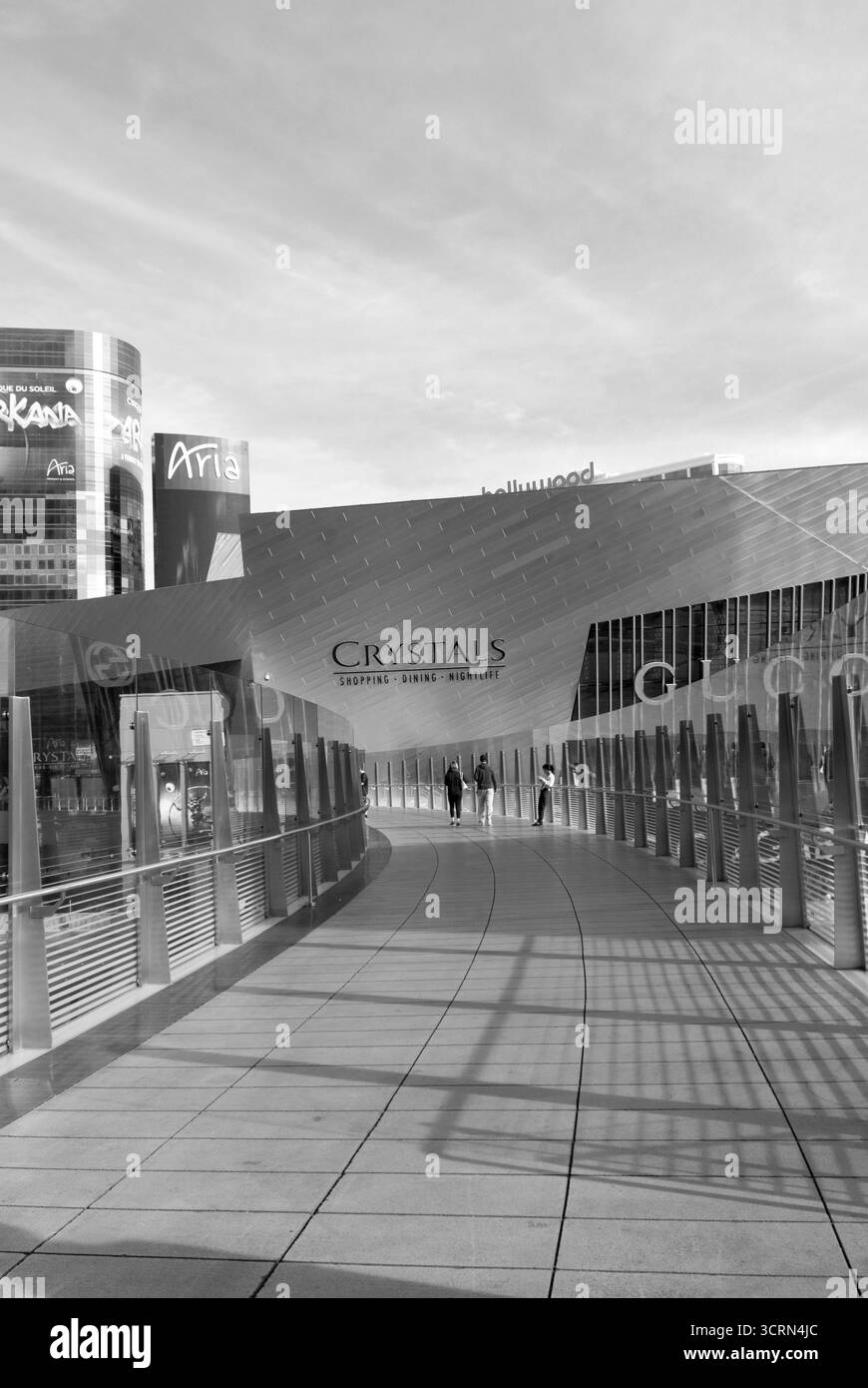 Touristen, die auf dem Fußgängerweg im Stadtzentrum in Las Vegas, Nevada, USA, spazieren gehen. Stockfoto