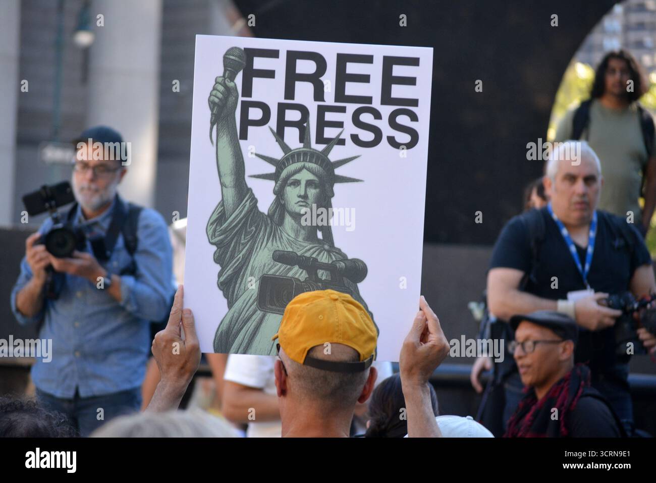 Kundgebung zur Unterstützung einer Freien Presse vor dem ICE-Hauptquartier nach Angriffen von ICE-Agenten auf Journalisten in New York City. Stockfoto