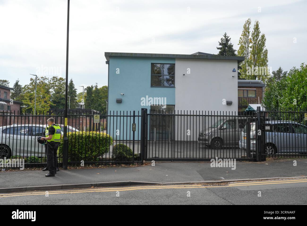 Speedwell Road, Birmingham 2. Oktober 2025 – Polizei- und Sicherheitsbeamte der West Midlands wurden vor der Birmingham Central United Synagoge in der Balsall Heath Area von Birmingham stationiert, da die Sicherheit nach dem Angriff auf die Synagoge in Manchester verstärkt wurde. Quelle: British News und Media/Alamy Live News Stockfoto