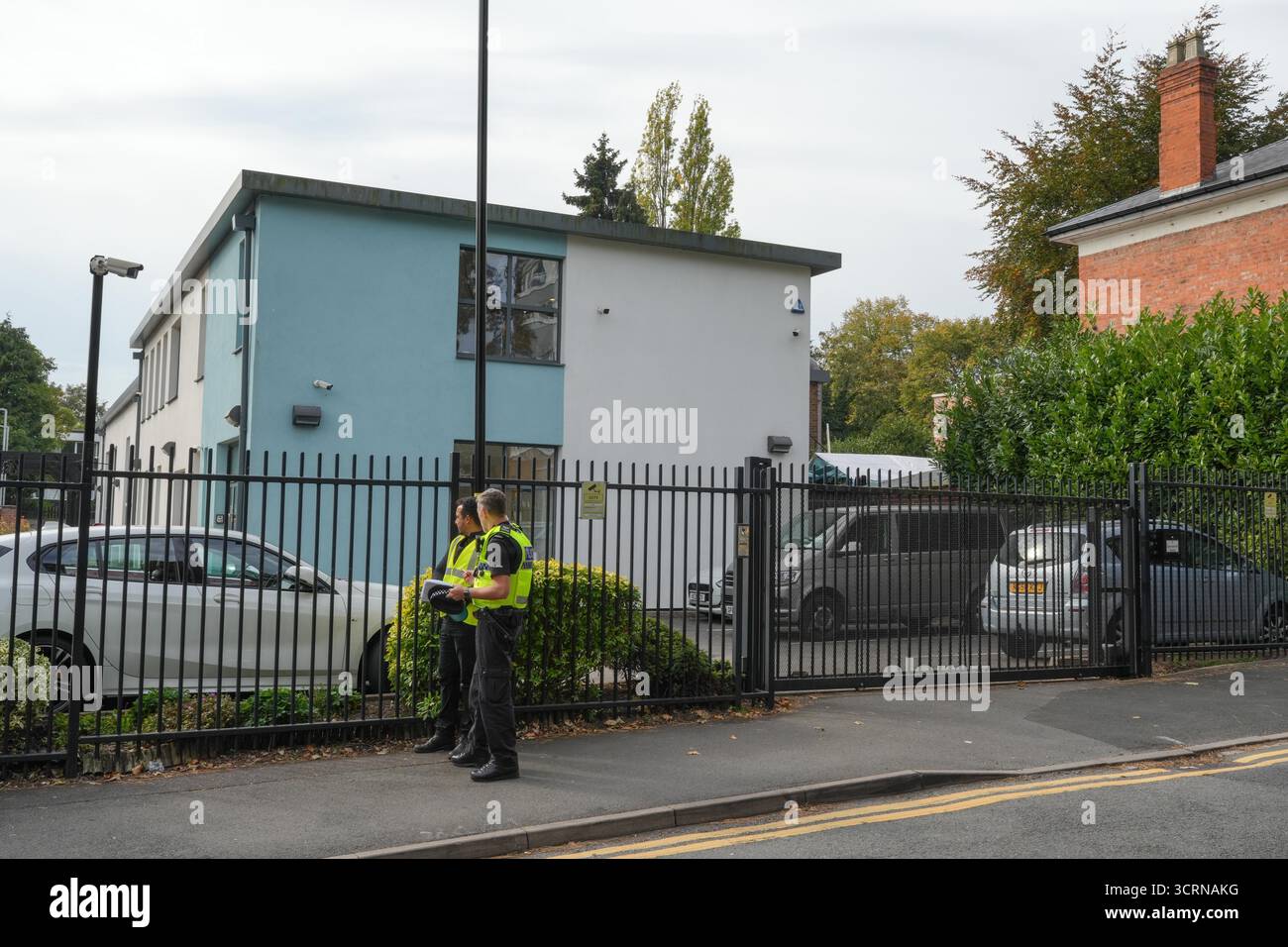 Speedwell Road, Birmingham 2. Oktober 2025 – Polizei- und Sicherheitsbeamte der West Midlands wurden vor der Birmingham Central United Synagoge in der Balsall Heath Area von Birmingham stationiert, da die Sicherheit nach dem Angriff auf die Synagoge in Manchester verstärkt wurde. Quelle: British News und Media/Alamy Live News Stockfoto