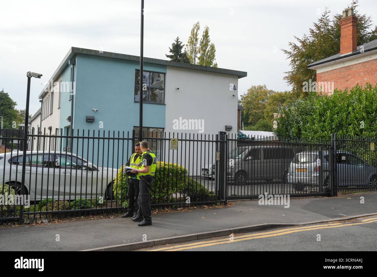Speedwell Road, Birmingham 2. Oktober 2025 – Polizei- und Sicherheitsbeamte der West Midlands wurden vor der Birmingham Central United Synagoge in der Balsall Heath Area von Birmingham stationiert, da die Sicherheit nach dem Angriff auf die Synagoge in Manchester verstärkt wurde. Quelle: British News und Media/Alamy Live News Stockfoto