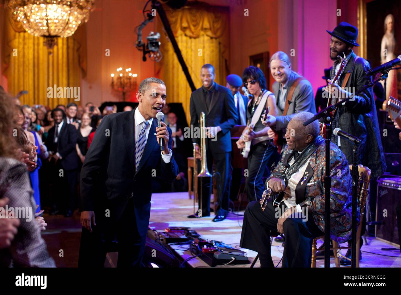 Präsident Obama singt „Sweet Home Chicago“ während des Konzerts „in Performance at the White House: Red, White and Blues“ im East Room of the White House, 21. Februar 2012. Zu den Teilnehmern von links gehören Troy „Posaune Shorty“ Andrews, Jeff Beck, Derek Trucks, B.B. King und Gary Clark, Jr. (Offizielles Foto des Weißen Hauses von Pete Souza) Stockfoto Präsident Obama singt „Sweet Home Chicago“ während des Konzerts „in Performance at the White House: Red, White and Blues“ im East Room of the White House, 21. Februar 2012. Zu den Teilnehmern von links gehören Troy „Posaune Shorty“ Andrews, Jeff Beck, Derek Trucks, B.B. King und Gary Clark, Jr. (Offizielles Foto des Weißen Hauses von Pete Souza) Stockfoto