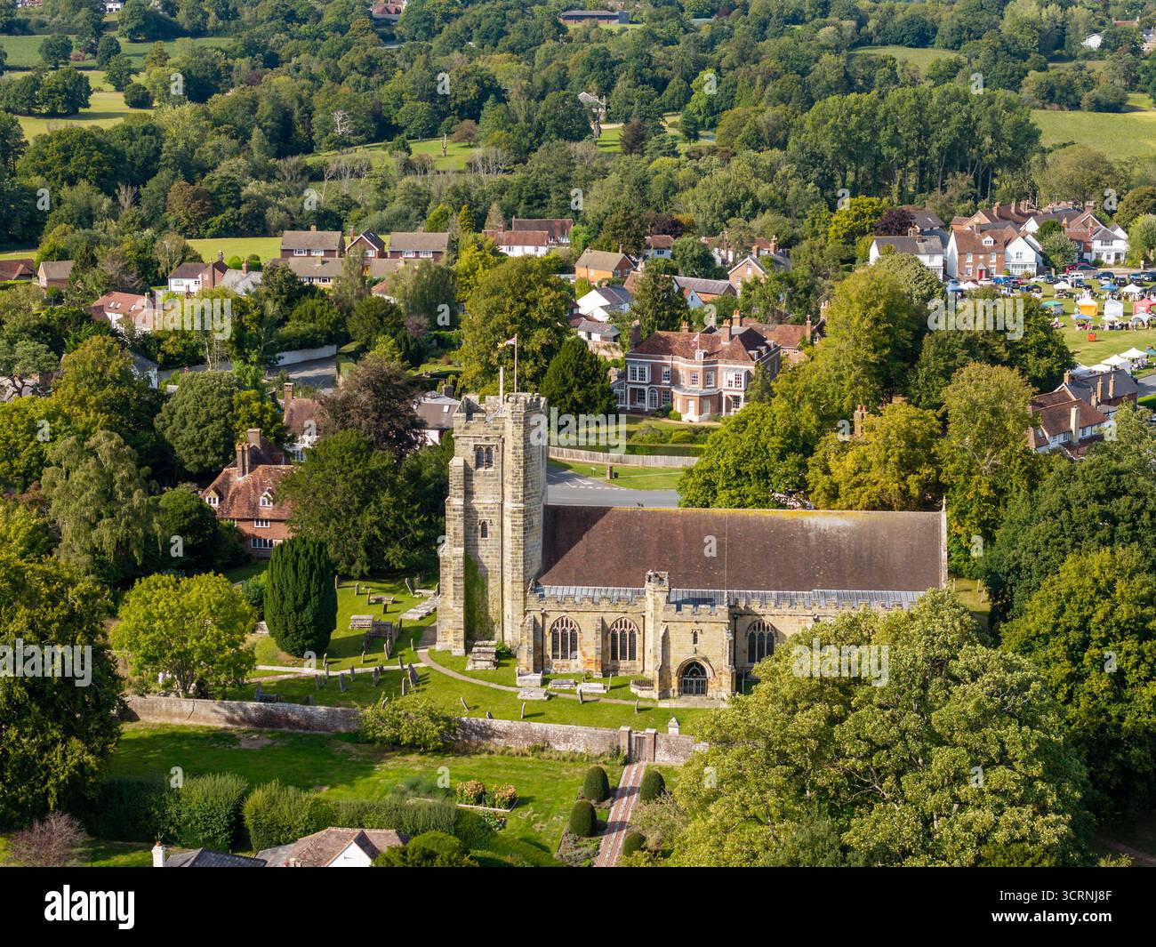 Die St. Laurence Church steht am Moor in Hawkhurst, Kent, England, in einem ländlichen Dorf Stockfoto