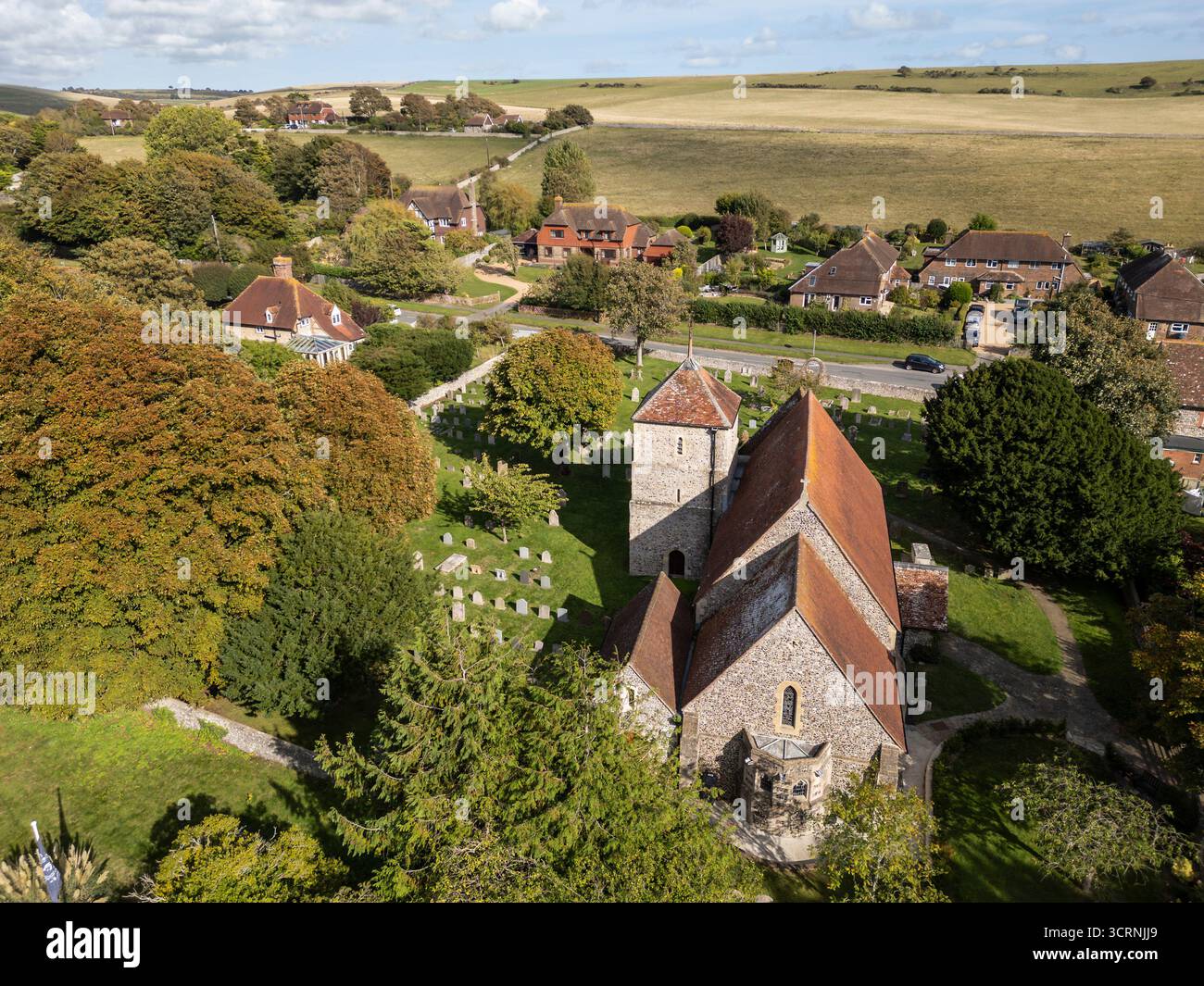EAST DEAN, EAST SUSSEX, ENGLAND – 8. SEPTEMBER 2025: St Simon and St Jude’s Church in East Dean, East Sussex, England Stockfoto