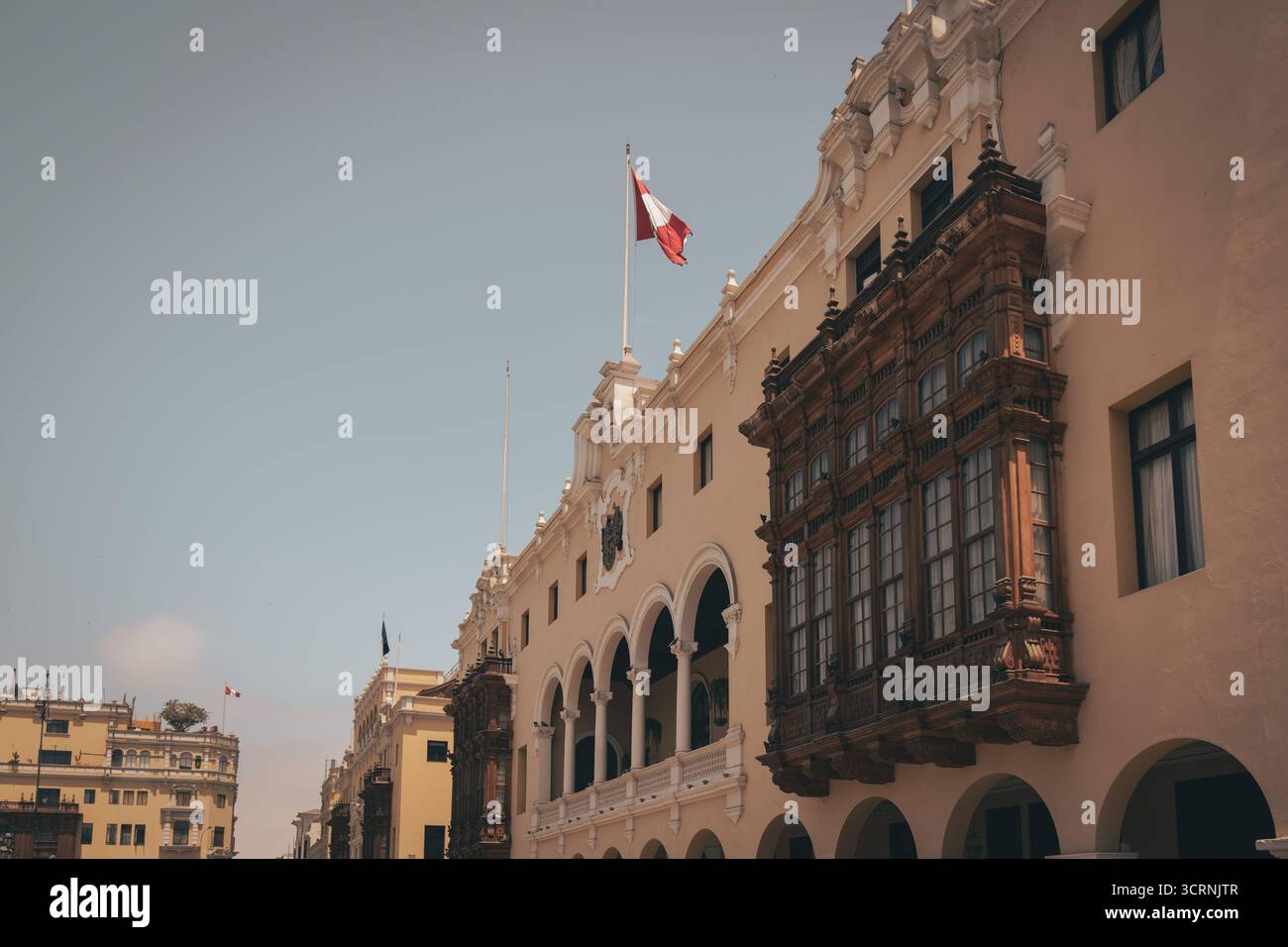 Kolonialgebäude mit peruanischer Flagge im historischen Zentrum von Lima, Peru. Stockfoto