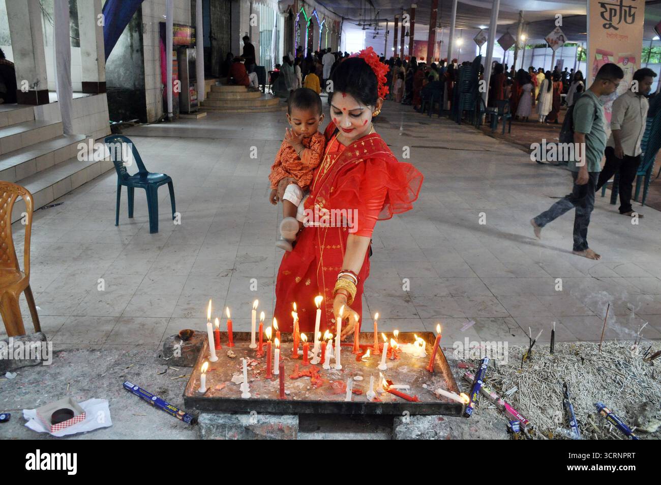 Dhaka, Segunbagicha, Bangladesch. Oktober 2025. Der letzte Tag des Durga Puja Festivals ist Bijoya Dashami, der Abschied von Uma. An diesem letzten Tag der Feier finden eine Reihe von emotionalen Ritualen statt, unter denen das Baran (Abschiedsritual) der Göttin Durga und das Sindoor Khela (Vermillion Spiel) eine besondere Bedeutung haben. Auf Bijoya Dashami ist jedes Puja Mandap mit einer gemischten Atmosphäre aus Tränen und Freude erfüllt, während die Gläubigen sich von der Göttin verabschieden. (Kreditbild: © Azmal Hoq Helal/ZUMA Press Wire) NUR REDAKTIONELLE VERWENDUNG! Nicht für kommerzielle ZWECKE! Stockfoto