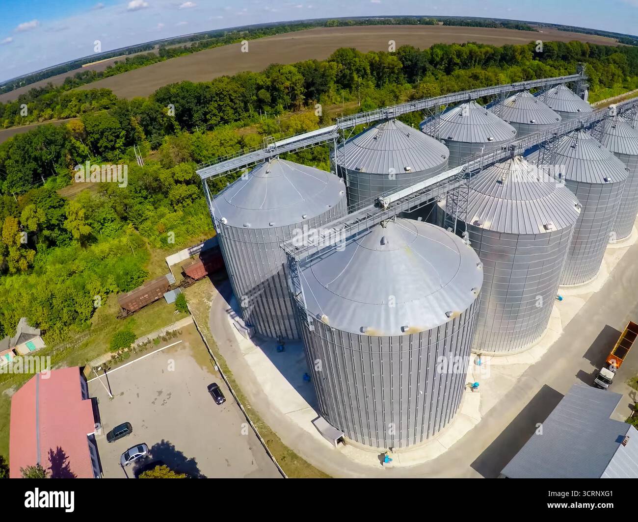 Flug des Getreideterminals von der Drohne. Die Getreideanlage zur Lagerung und Trocknung von Getreide. Körneranschluss. Anlage für die Trocknung und Lagerung Rice pl Stockfoto
