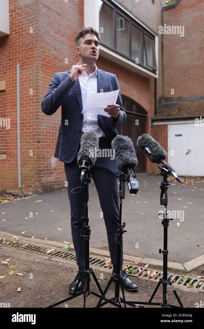 Gabriel Shemirani sprach vor den Medien vor dem Oakwood House in Maidstone, Kent, bei der Untersuchung des Todes des 23-jährigen Paloma Shemirani, der am 24. Juli 2024 im Royal Sussex County Hospital starb, nachdem er die Behandlung eines Non-Hodgkin-Lymphoms abgelehnt hatte. Bilddatum: Donnerstag, 2. Oktober 2025. Stockfoto