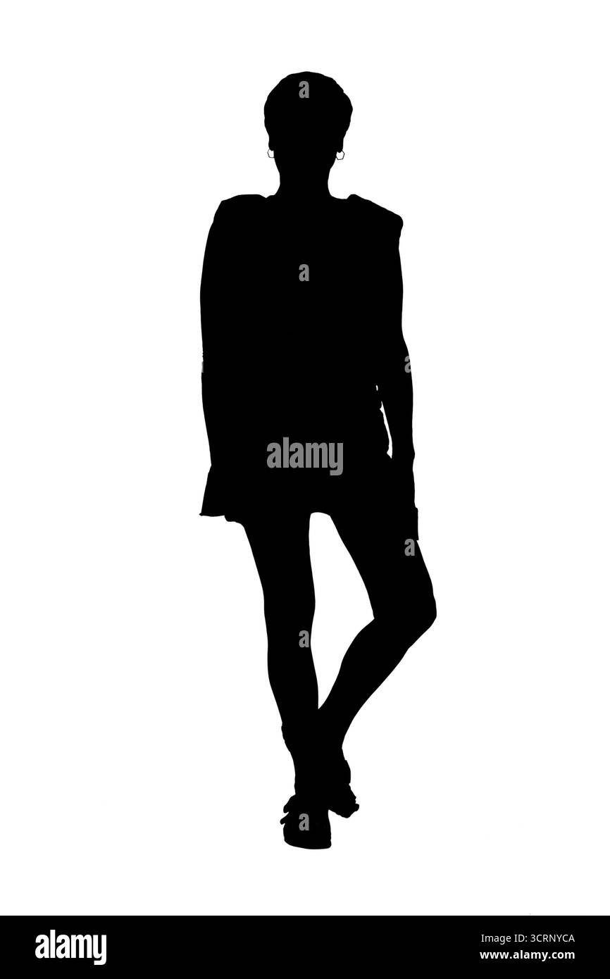 Silhouette der Vorderansicht eines vollständigen Porträts einer Frau mittleren Alters, die in die Kamera auf weißem Hintergrund blickt Stockfoto