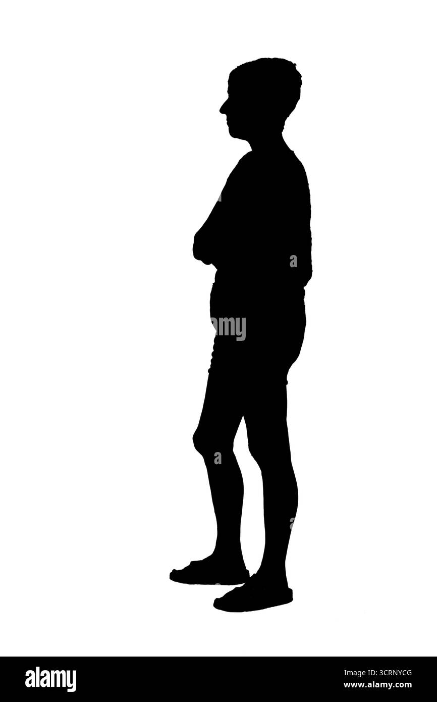 Silhouette der Seitenansicht eines Vollporträts einer Frau mittleren Alters mit überkreuzten Armen Stockfoto