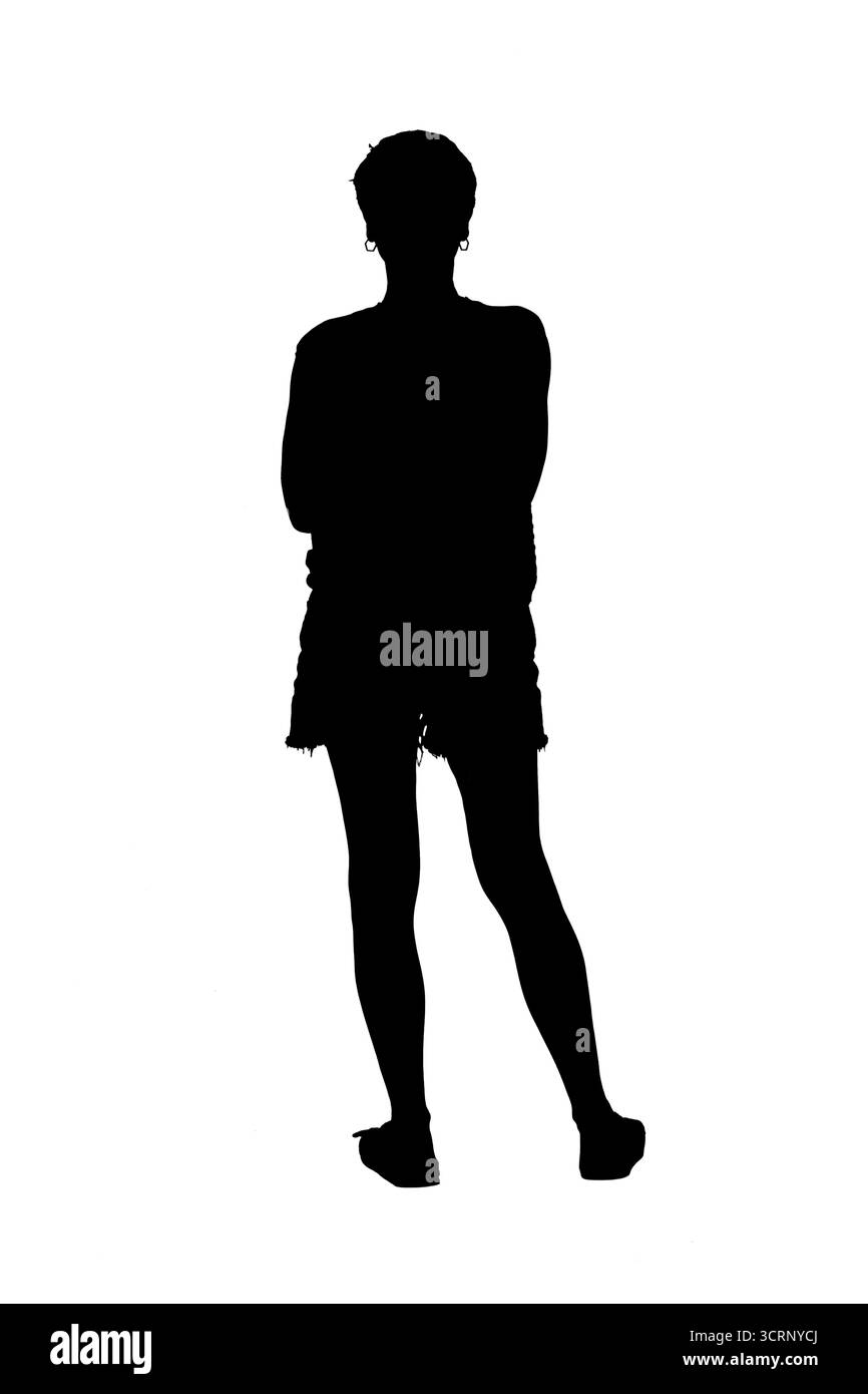 Silhouette eines langen Porträts einer Frau in Sommerkleidung mit überkreuzten Armen Stockfoto