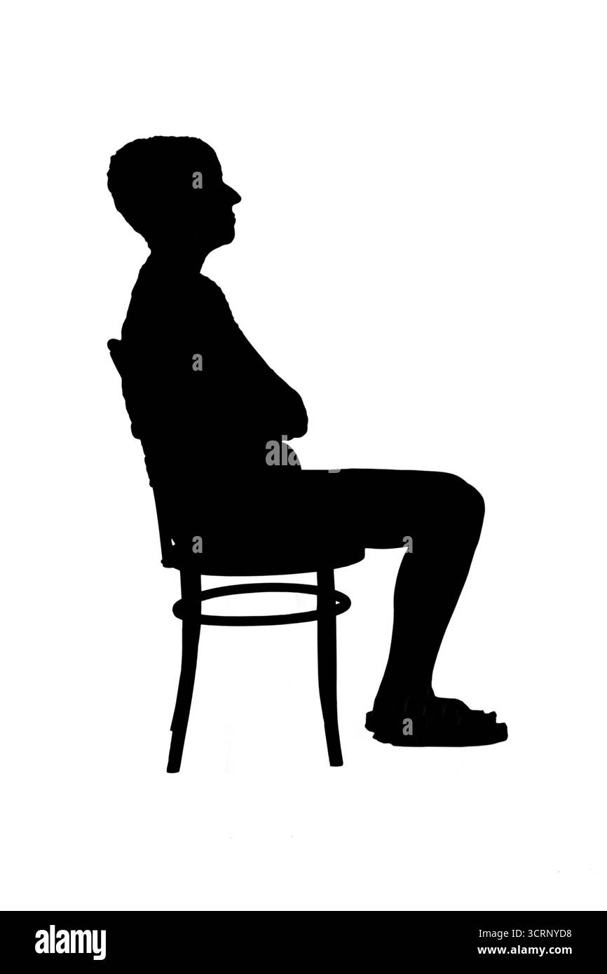 Silhouette einer Frau, die auf einem Stuhl sitzt, ernst und Arme auf weißem Hintergrund überkreuzt Stockfoto