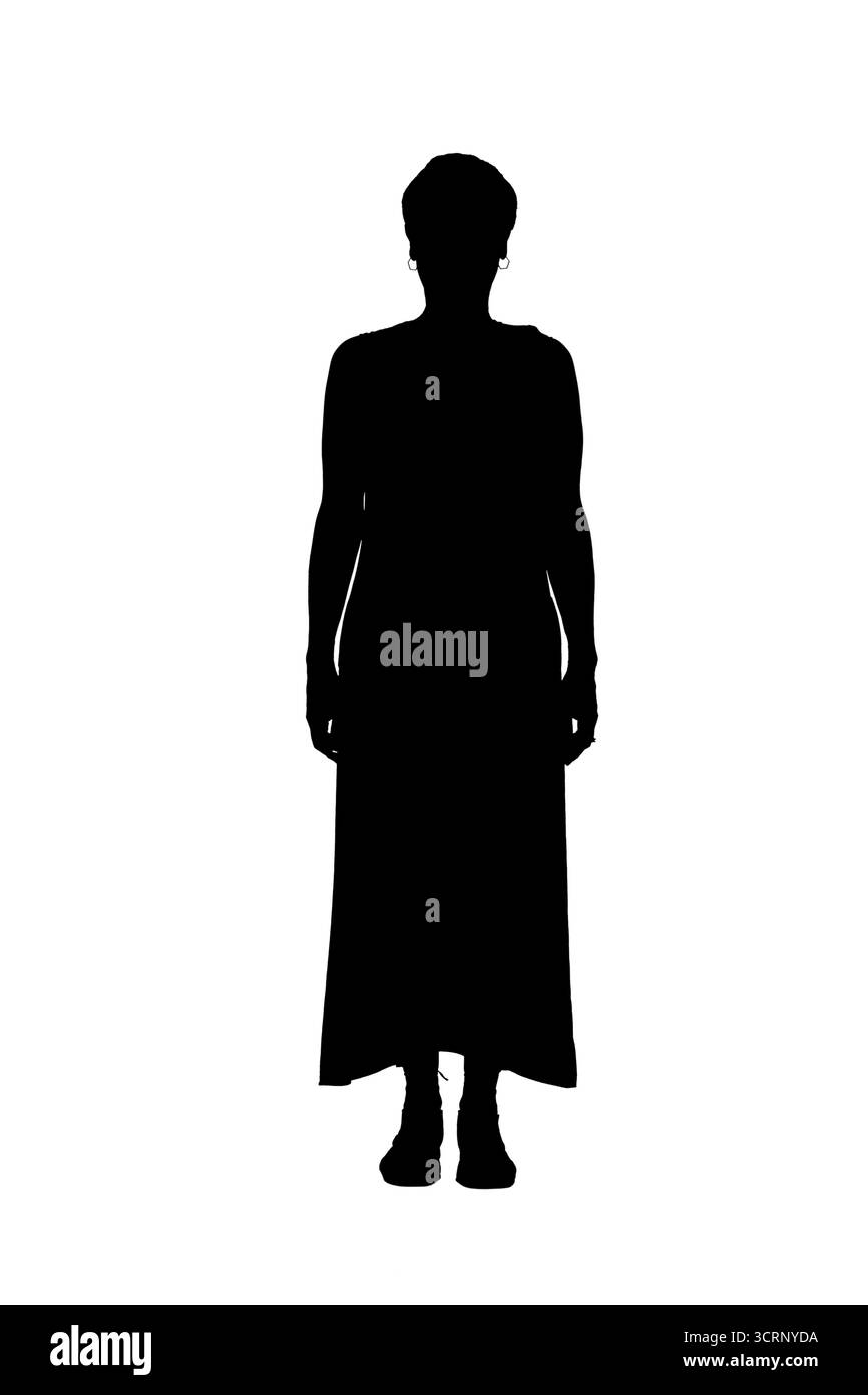 Silhouette der vollständigen Vorderansicht einer Frau mittleren Alters, die auf weißem Hintergrund in die Kamera blickt Stockfoto