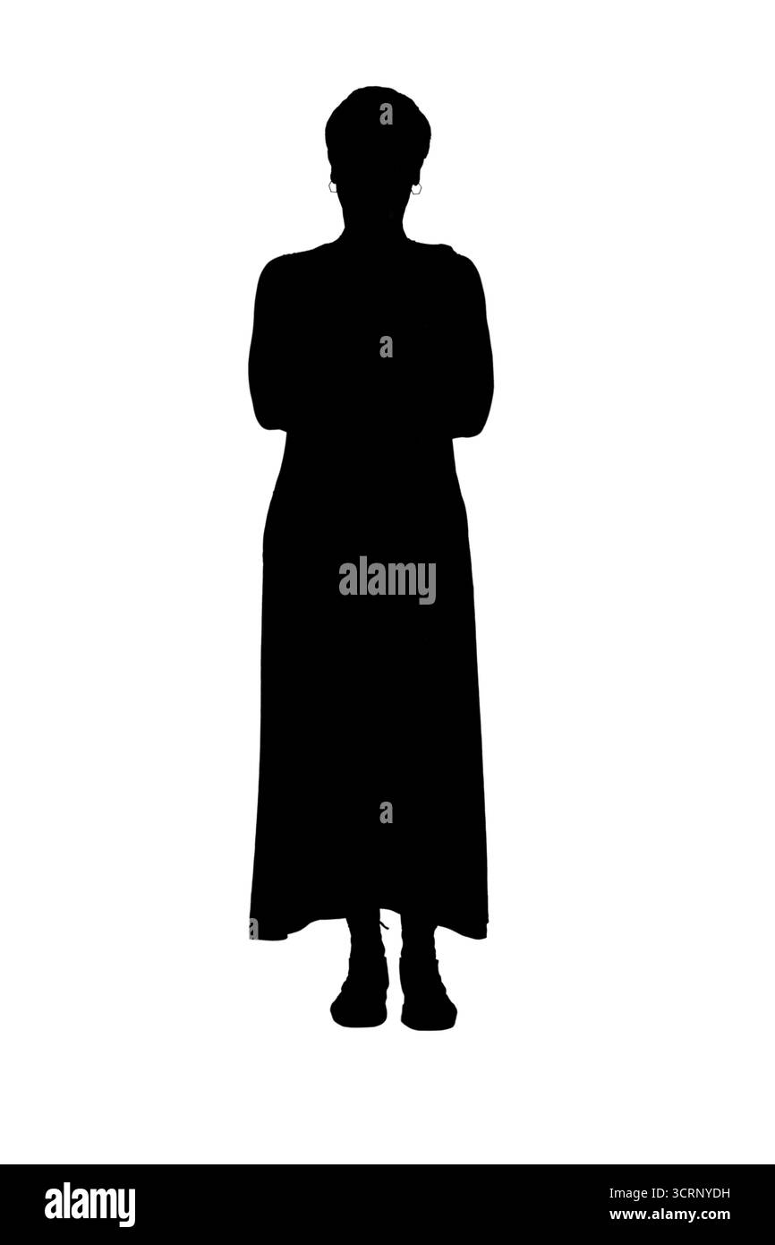Silhouette einer Außenansicht einer Frau mittleren Alters, die in die Kamera blickt und Arme auf weißem Hintergrund überkreuzt Stockfoto