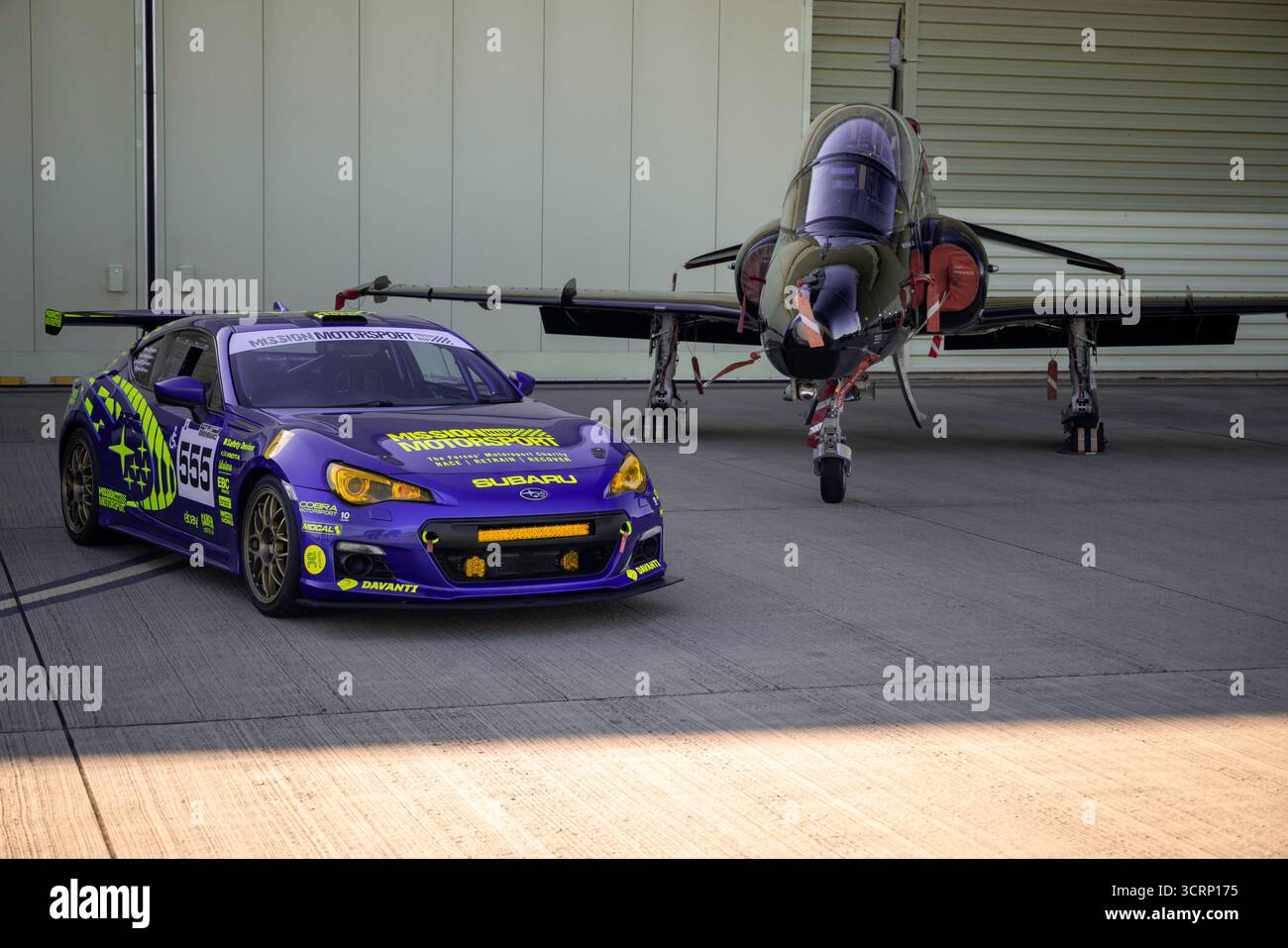 Mission Motorsport Subaru mit RAF Hawk Jets im Hintergrund, adaptiver Motorsport, sonniger September in Wales, Großbritannien Stockfoto