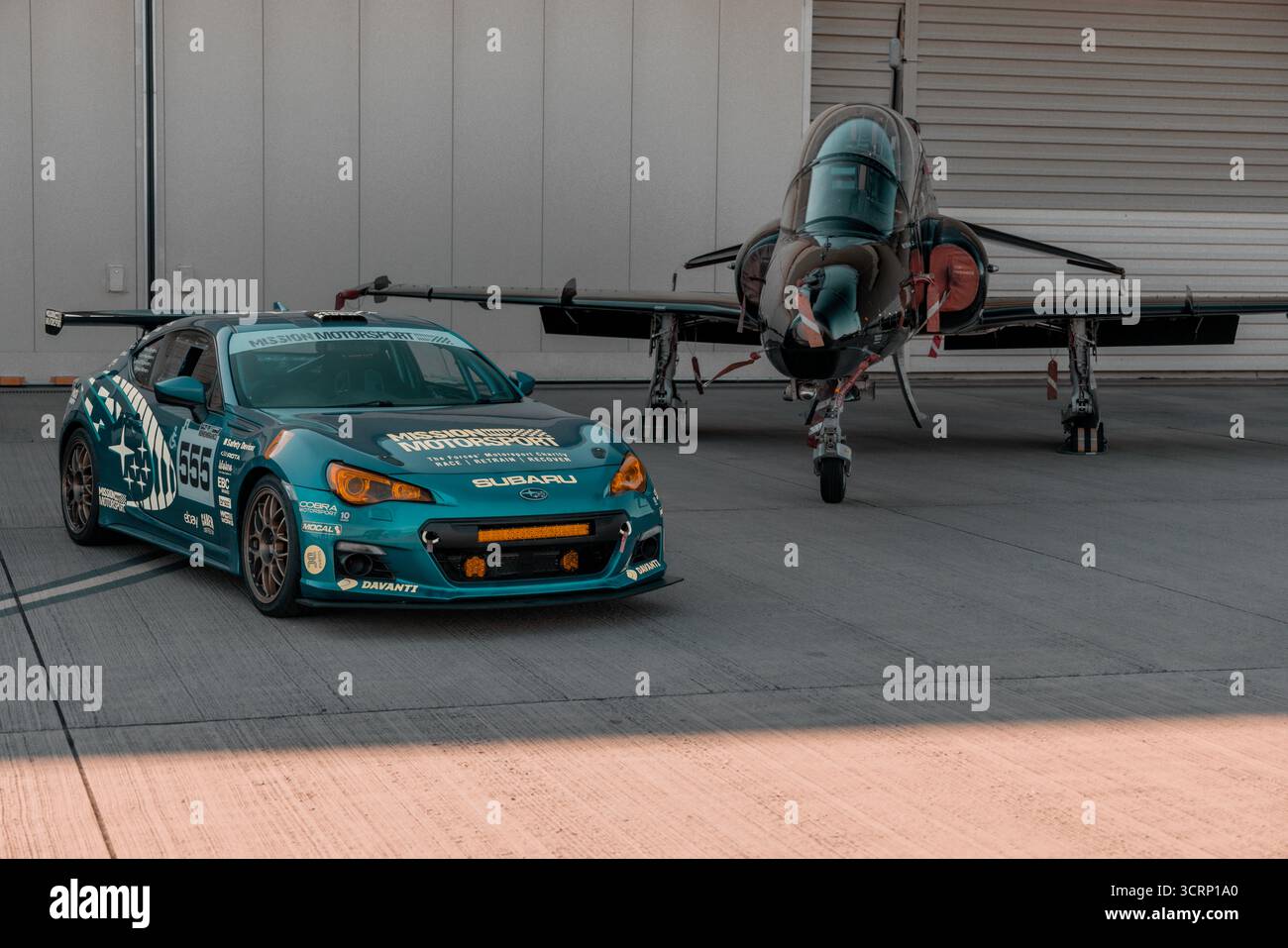 Mission Motorsport Subaru mit RAF Hawk Jets im Hintergrund, adaptiver Motorsport, sonniger September in Wales, Großbritannien Stockfoto