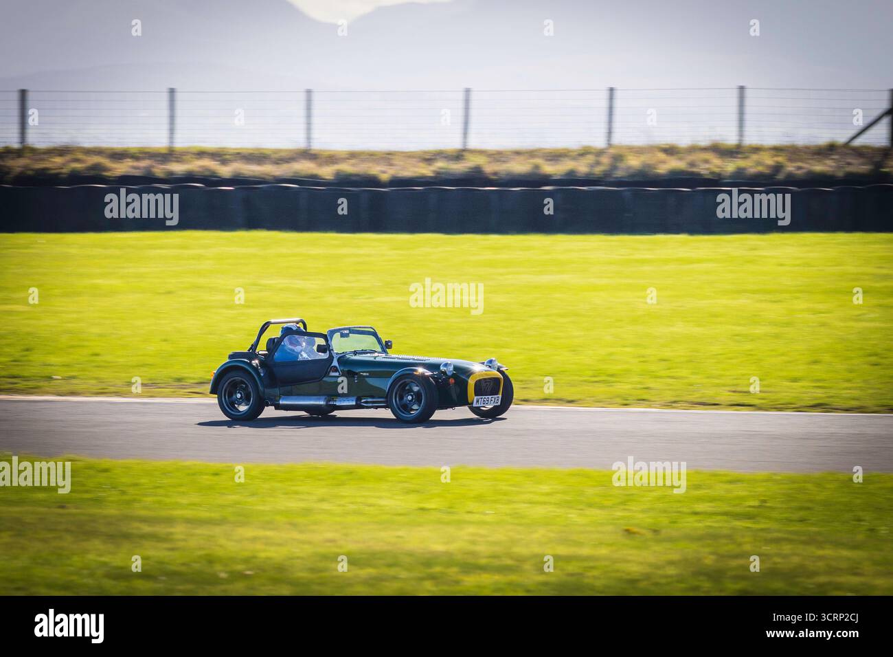 Caterham Seven Sportwagen auf der Rennstrecke von Anglesey während des Mission Motorsport Track Day, sonnigem September Event, UK Motorsport Performance Fahren Stockfoto