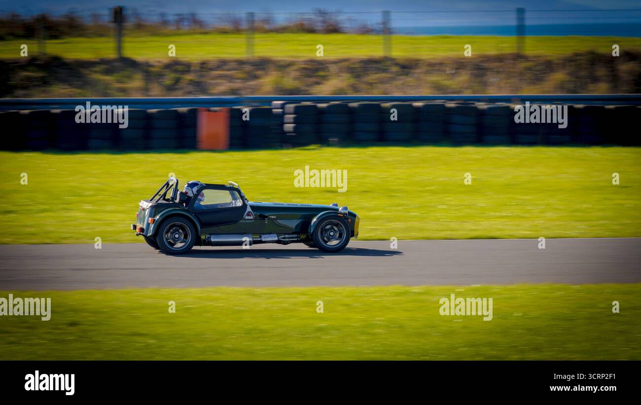 Caterham Seven Sportwagen auf der Rennstrecke von Anglesey während des Mission Motorsport Trackday, der sonnigen September-Veranstaltung, der britischen Motorsport Performance-Fahrt Stockfoto
