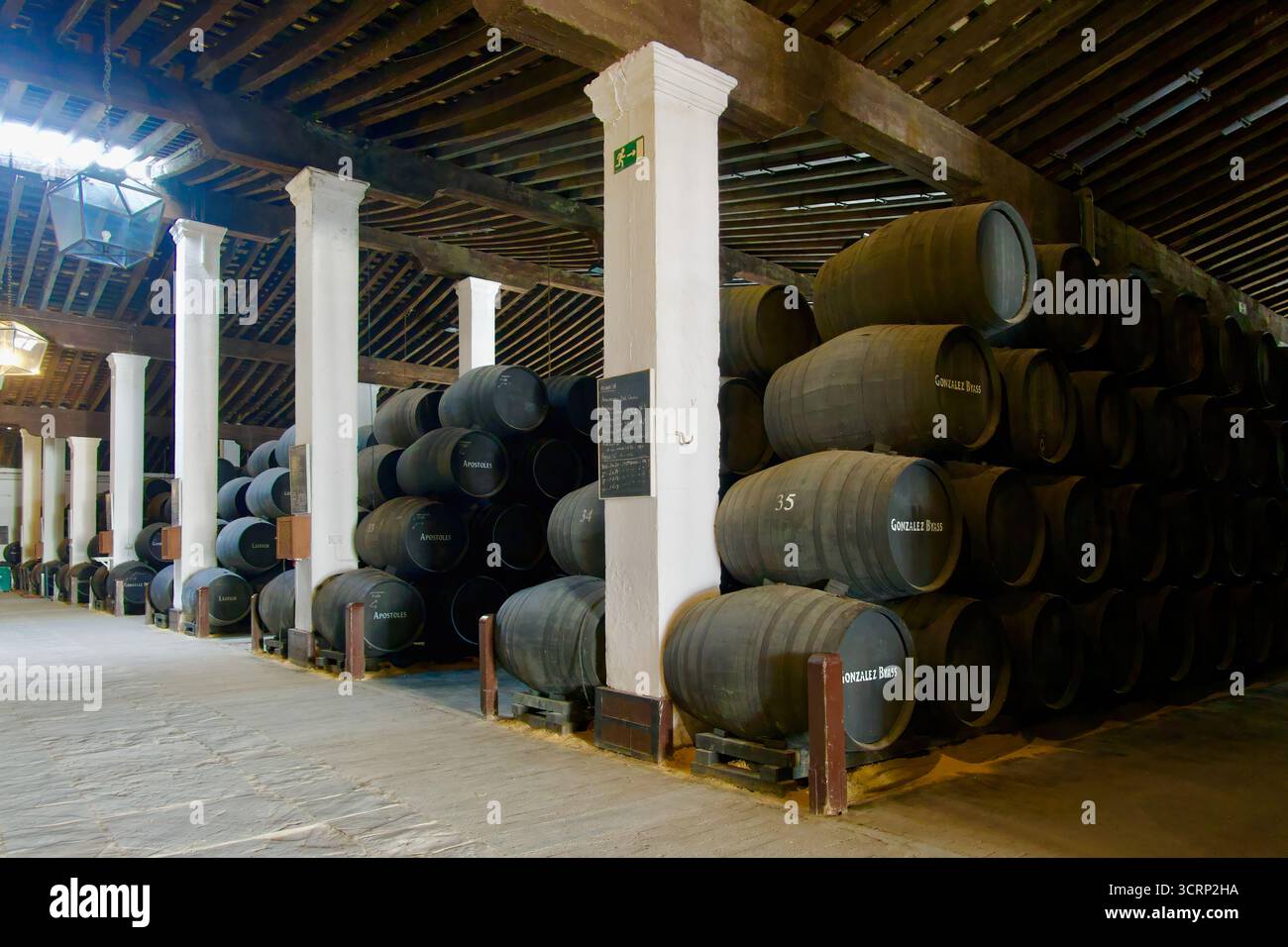 Korridore mit Reihen von Sherry-Fässern aus amerikanischer Eiche, die in den Bodegas Jerez de la Frontera Cádiz Andalusien Spanien Europa gestapelt sind Stockfoto