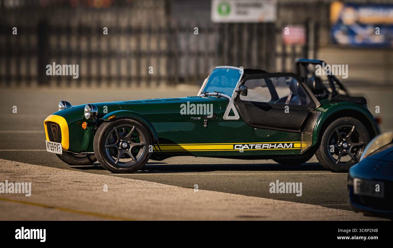 Caterham Seven Sportwagen auf der Rennstrecke von Anglesey während des Mission Motorsport Trackday, der sonnigen September-Veranstaltung, der britischen Motorsport Performance-Fahrt Stockfoto