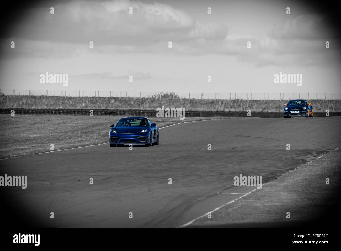 Blauer Porsche-Sportwagen auf der Rennstrecke von Anglesey während des Mission Motorsport Track Day, sonnigem September Event, Geschwindigkeit und Leistung des britischen Motorsports Stockfoto