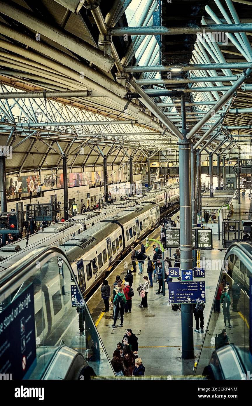 Mit Blick auf die Rolltreppe auf die Bahnsteige Leeds Bahnhof Stockfoto