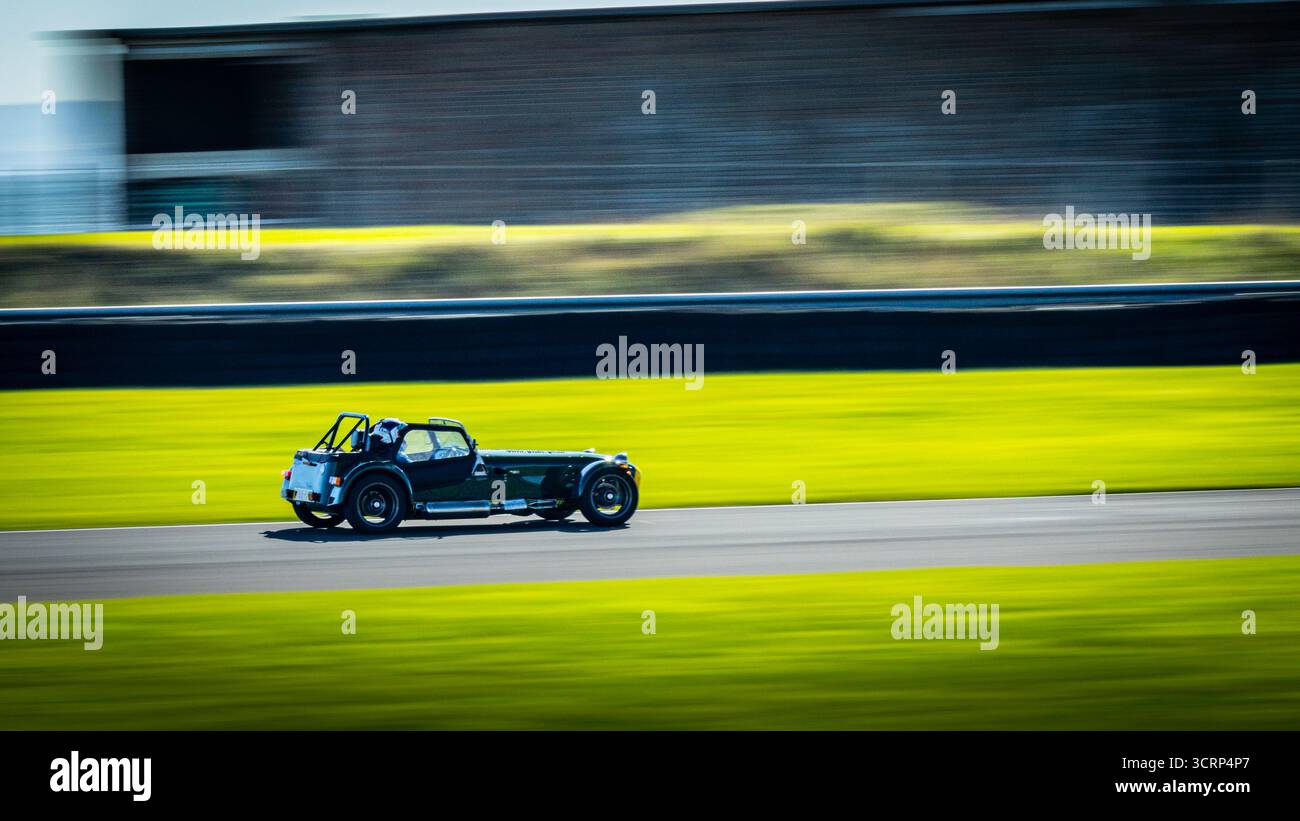 Caterham Seven Sportwagen auf der Rennstrecke von Anglesey während des Mission Motorsport Trackday, der sonnigen September-Veranstaltung, der britischen Motorsport Performance-Fahrt Stockfoto