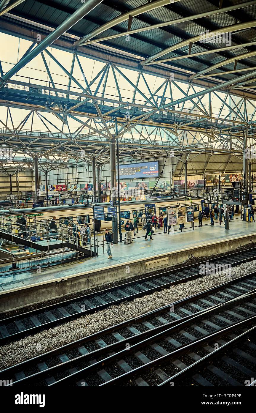 Blick hinunter auf die Bahngleise und Bahnsteige am Bahnhof Leeds, Großbritannien Stockfoto