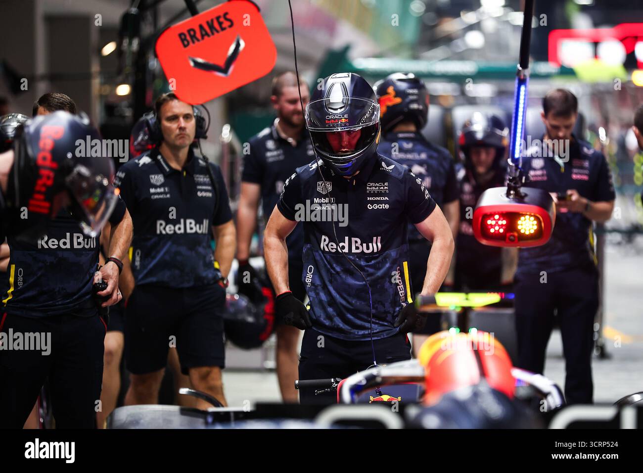 Singapur, Singapur. Oktober 2025. Red Bull Racing Boxenstopps während des Formel 1 Grand Prix von Singapur 2025, 18. Runde der FIA Formel 1 Weltmeisterschaft 2025 vom 3. Bis 5. Oktober 2025 auf dem Marina Bay Street Circuit in Singapur - Foto Eric Alonso/DPPI Credit: DPPI Media/Alamy Live News Stockfoto