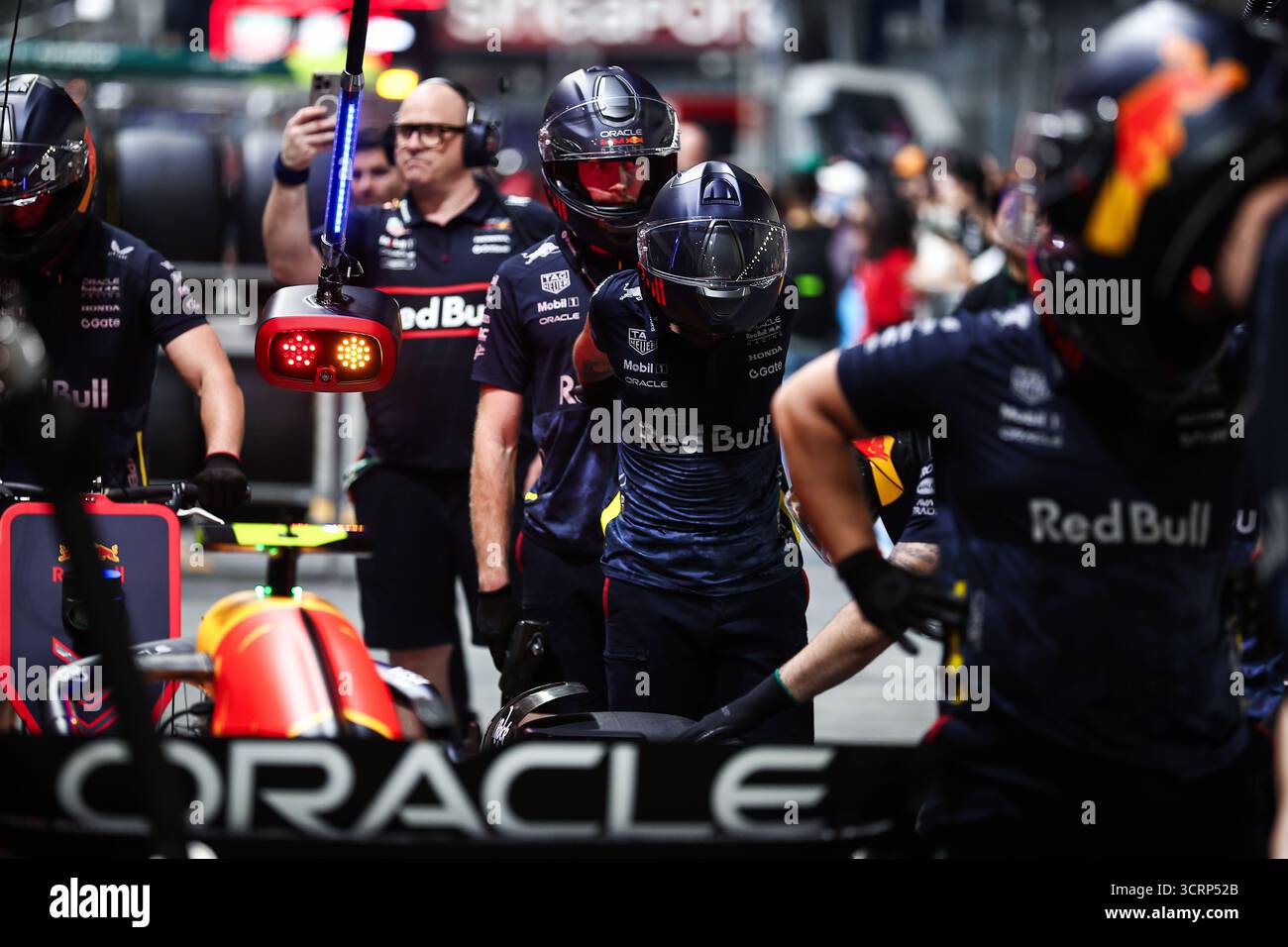Singapur, Singapur. Oktober 2025. Red Bull Racing Boxenstopps während des Formel 1 Grand Prix von Singapur 2025, 18. Runde der FIA Formel 1 Weltmeisterschaft 2025 vom 3. Bis 5. Oktober 2025 auf dem Marina Bay Street Circuit in Singapur - Foto Eric Alonso/DPPI Credit: DPPI Media/Alamy Live News Stockfoto