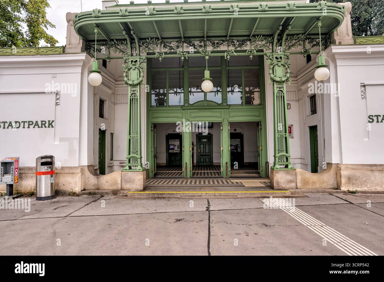 Traditionelle Architektur in einem Wiener Hauptbahnhof, die klassische Designdetails mit moderner Verkehrsinfrastruktur verbindet Stockfoto