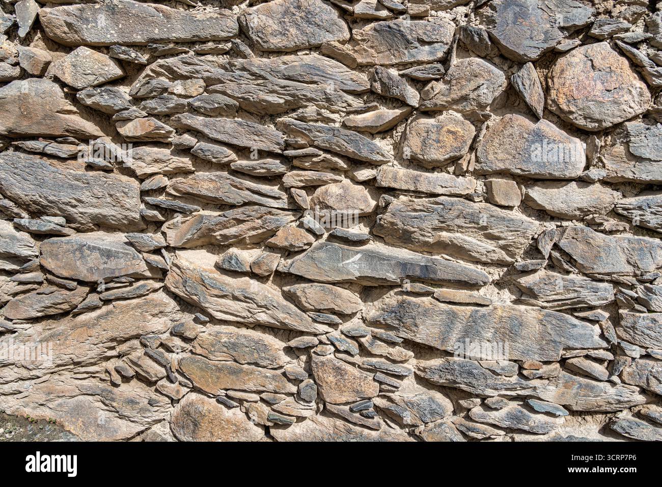 Detail einer traditionellen Inka-Steinmauer mit unregelmäßigen Felsen in der archäologischen Stätte Ollantaytambo, Heiliges Tal, Peru. Stockfoto