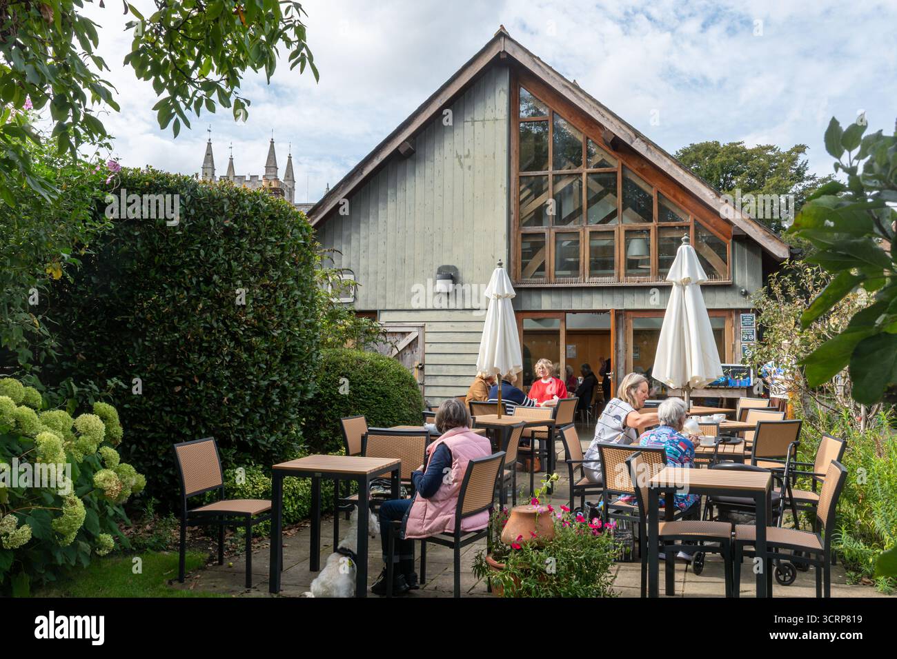 Der Garten im Museum of East Dorset in Wimborne Minster, Dorset, England, Großbritannien, im Herbst. Leute, die vor dem Garden Tea Room sitzen Stockfoto