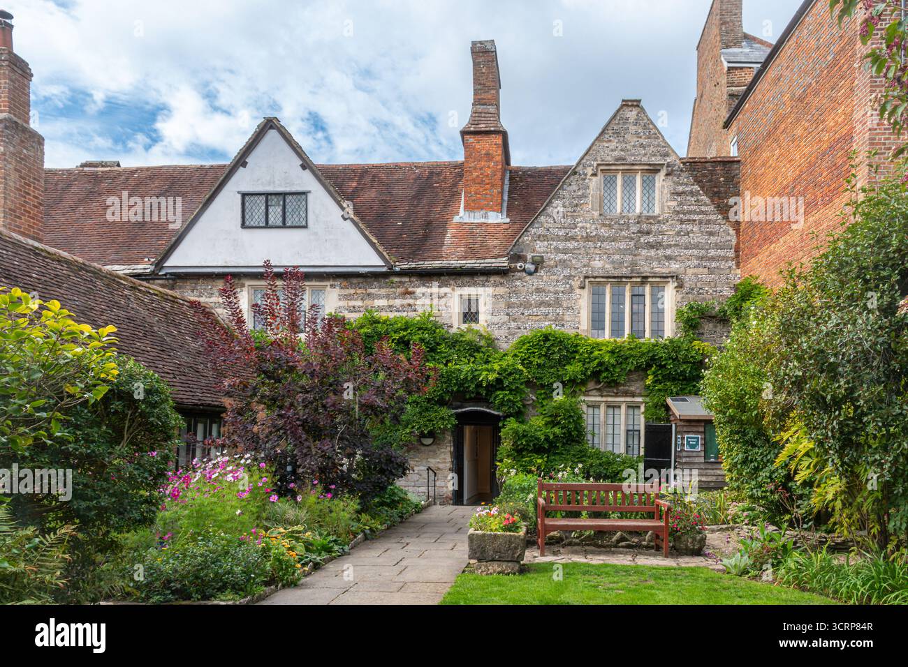 Blick auf das Museum of East Dorset vom Garten, Wimborne Minster, Dorset, England, Großbritannien im Herbst Stockfoto