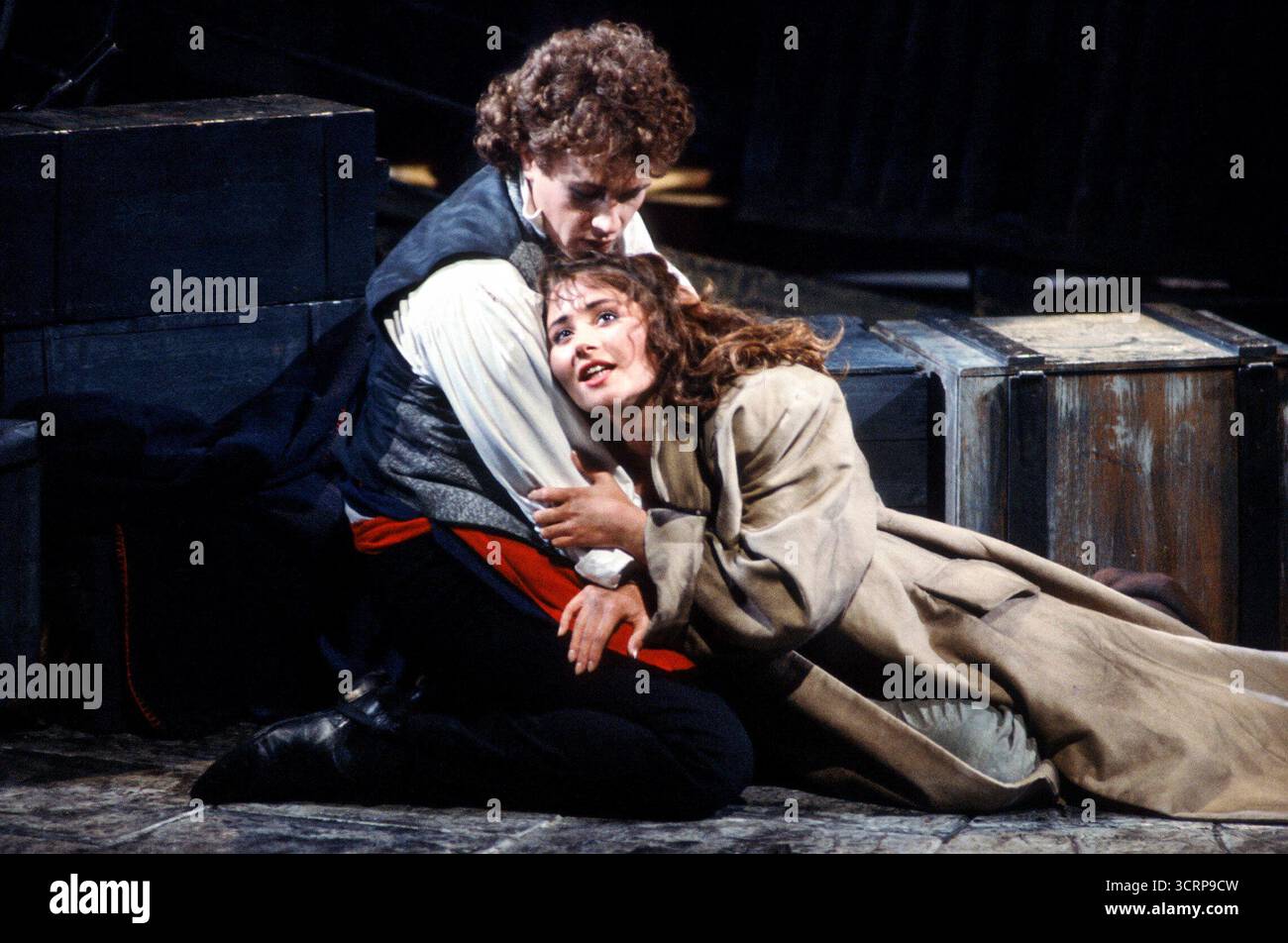 Originalbesetzung aus London - Frances Ruffelle (Eponine), Michael Ball (Marius) in LES MISERABLES at the Barbican Theatre, London EC2 08/10/1985 A Royal Shakespeare Company & Cameron Mackintosh Co-Produktion Musik: Claude-Michel Schonberg Text: Herbert Kretzmer Originaltext von Alain Boubil & Jean-Marc Natel Zusatzmaterial: James Fenton basierend auf dem Roman von Victor Hugo adaptiert und Regie: John Trevor Cairier: David NeunDesign: David Neunsey Stockfoto