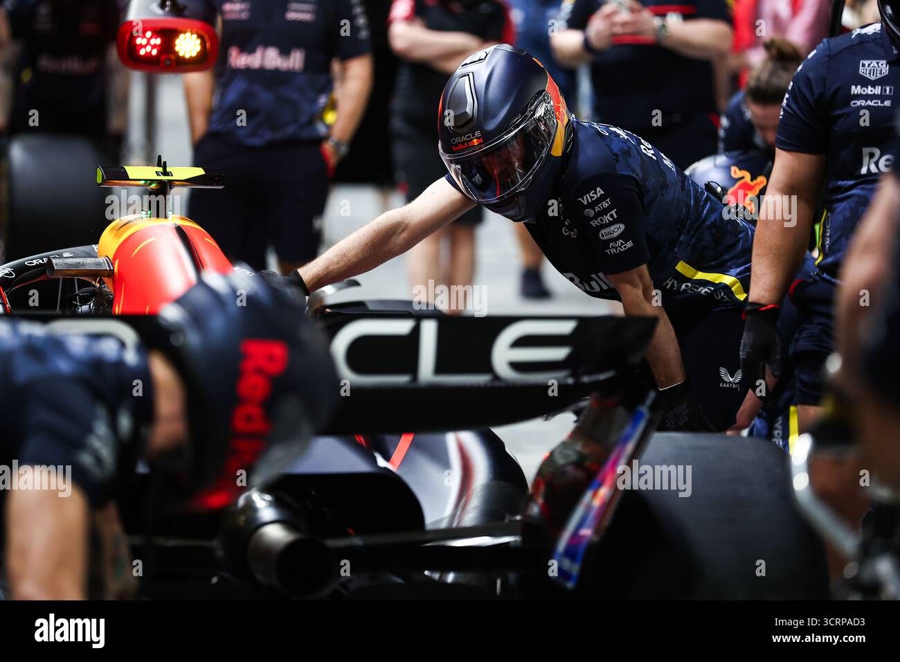 Red Bull Racing Boxenstopps während des Formel 1 Grand Prix von Singapur 2025, 18. Runde der FIA Formel 1 Weltmeisterschaft 2025 vom 3. Bis 5. Oktober 2025 auf dem Marina Bay Street Circuit in Singapur Stockfoto
